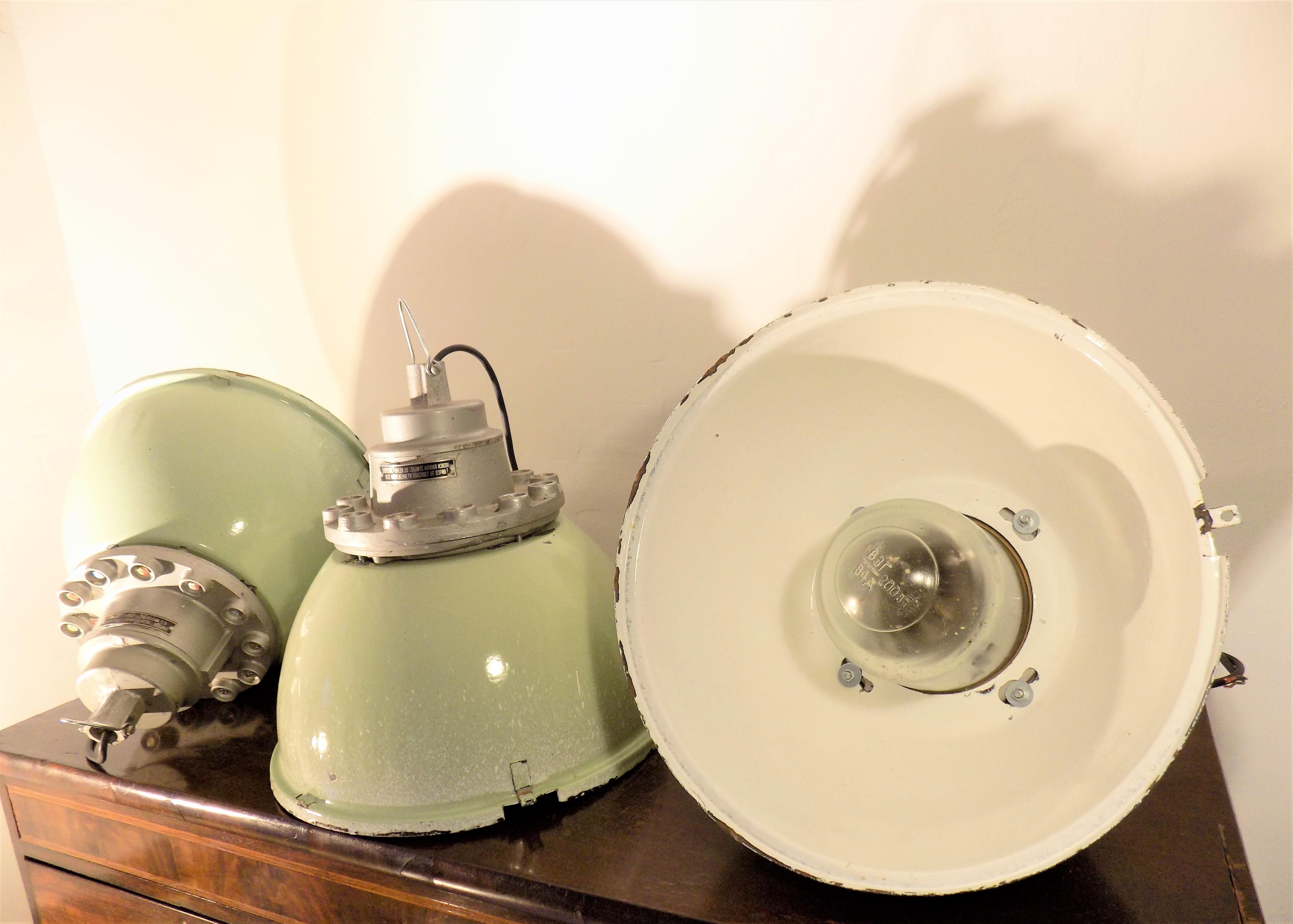These factory lamps show fantastic patina on mint green finish. There are paint spatters and surface rust on the outside. Solid glass cylinders, all without damage.

The special feature of the lamps is a heavy metal crown which is screwed umpteen
