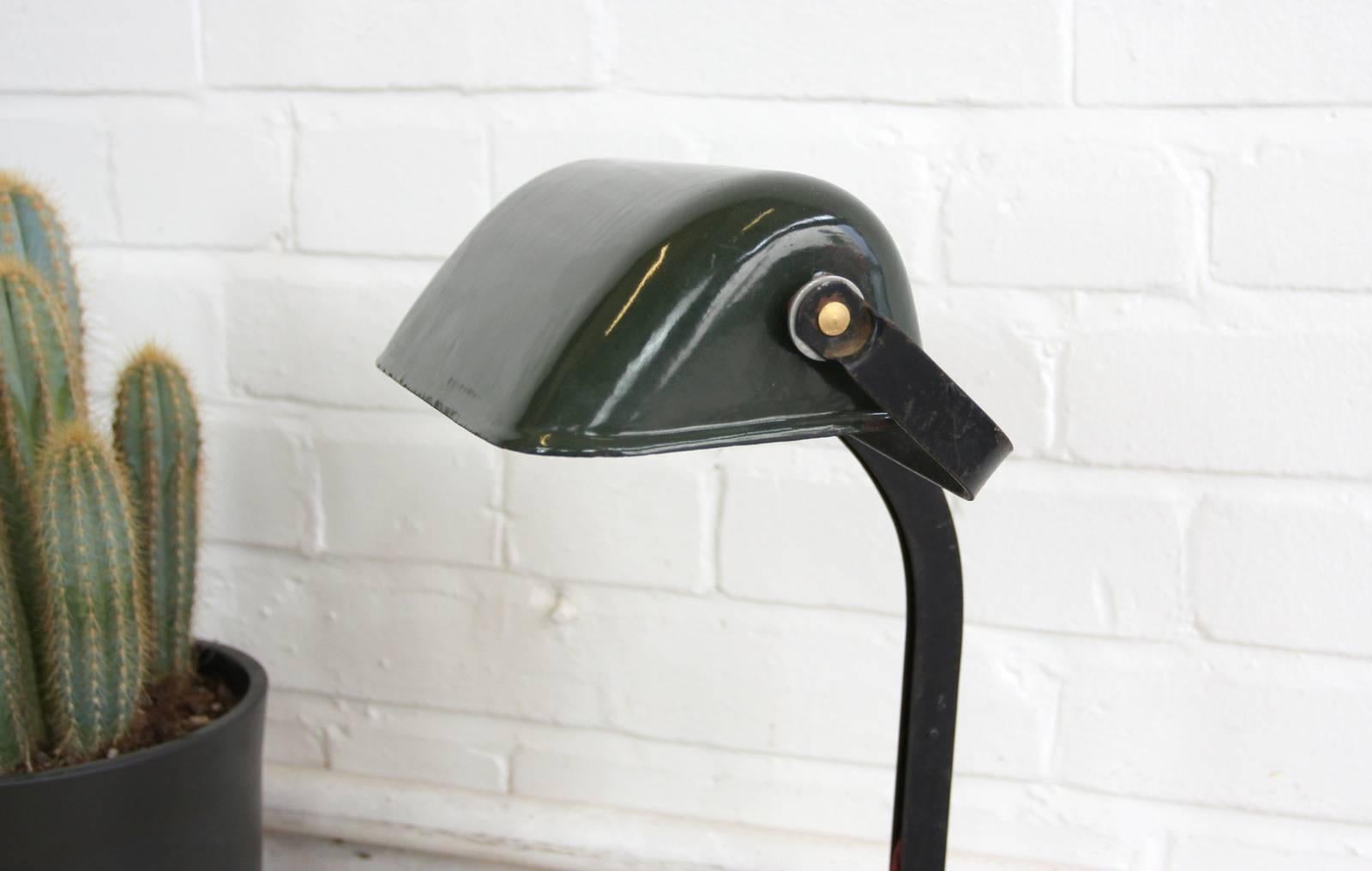 Factory office desk lamp by Viktoria circa 1920s

Product code #OA471

- Vitreous green enamel shade
- Cast iron base
- Embossed makers logo 
- Takes B22 fitting bulbs
- German, circa 1920s
- Measure: 42cm tall x 25cm wide x 21cm