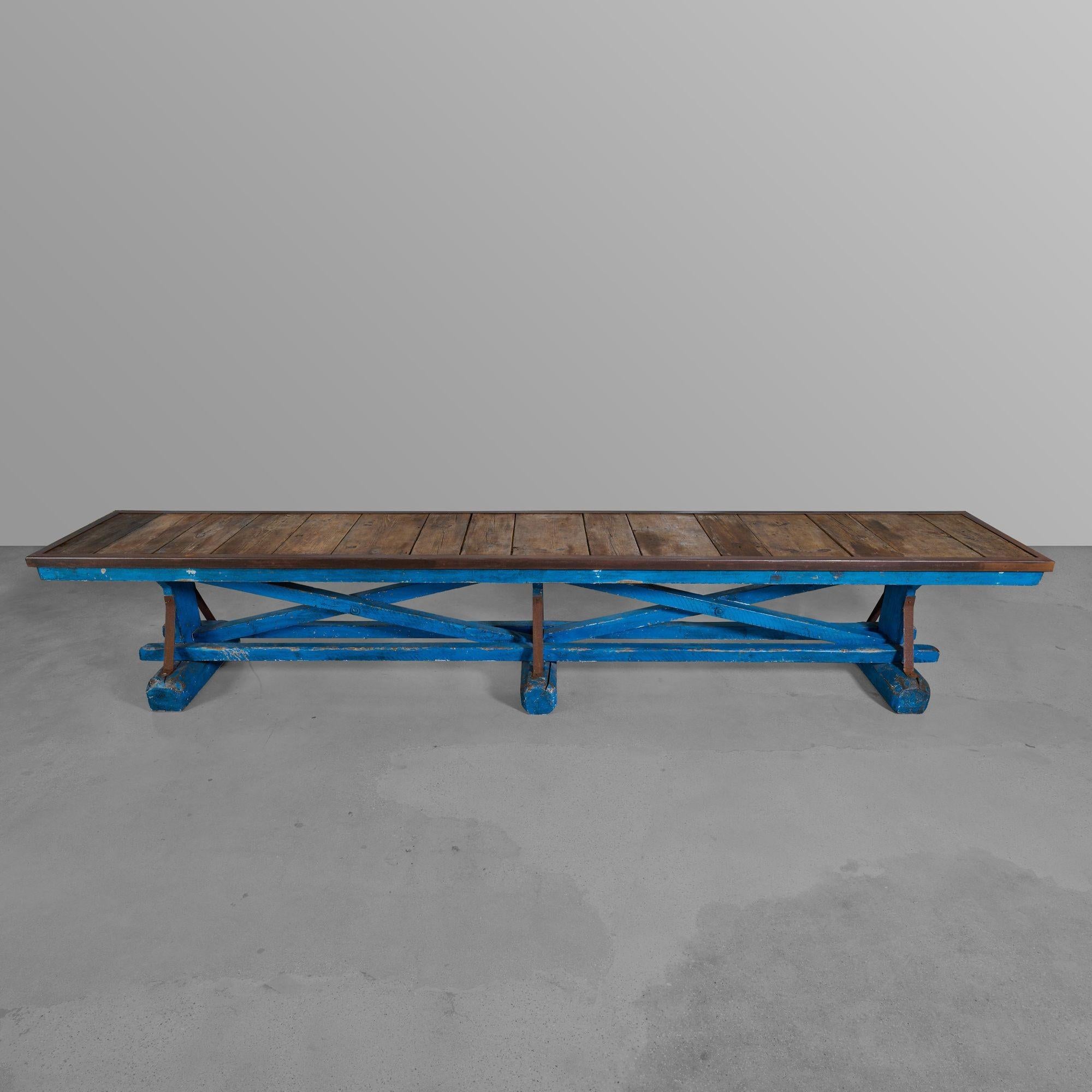 Tisch aus Holz und Eisen aus der Fabrik Motoguzzi.