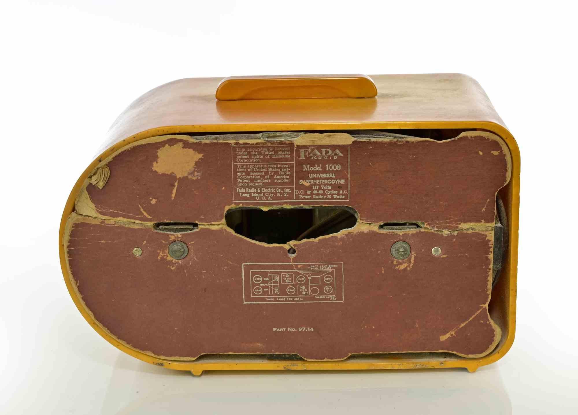 Radio d'epoca Fada 1000 in bachelite. Giallo raro con finiture in onice verde lime.

In ottime condizioni.