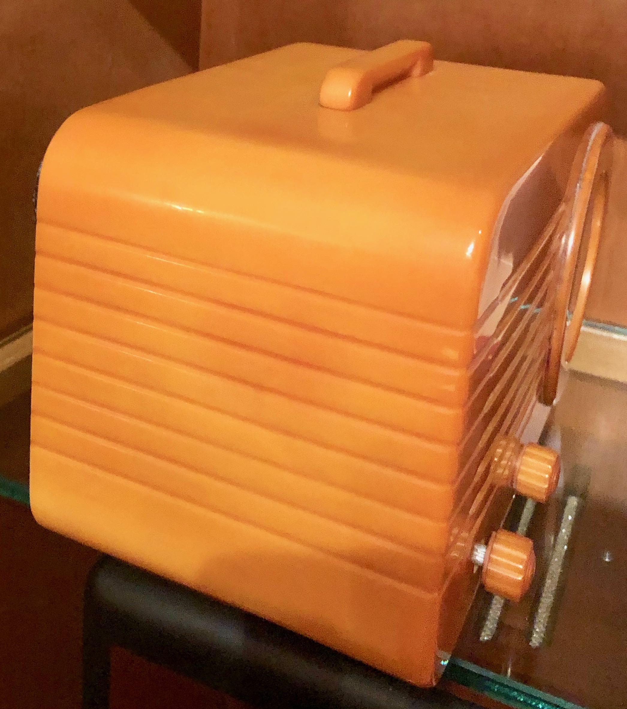 Fada Art Deco 1000 Catalin Butterscotch Bakelite Tube Radio Restored In Good Condition In Oakland, CA