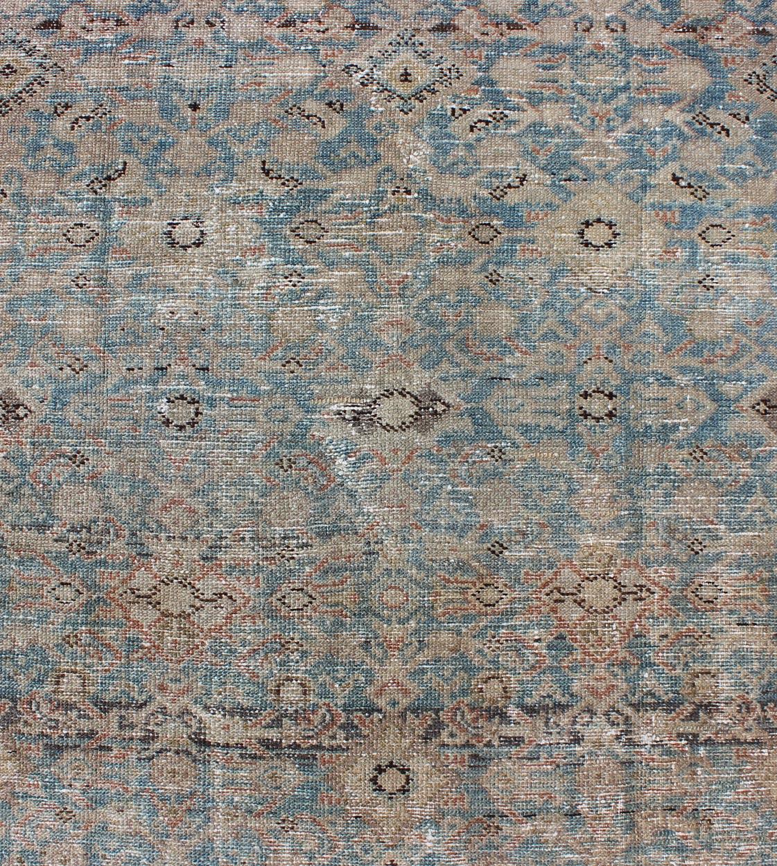 Alfombra antigua persa Malayer Gallery con diseño integral en azul y topo principios del siglo XX