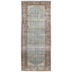 Tapis de galerie persan Malayer ancien délavé avec motifs sur toute sa surface en bleu et taupe