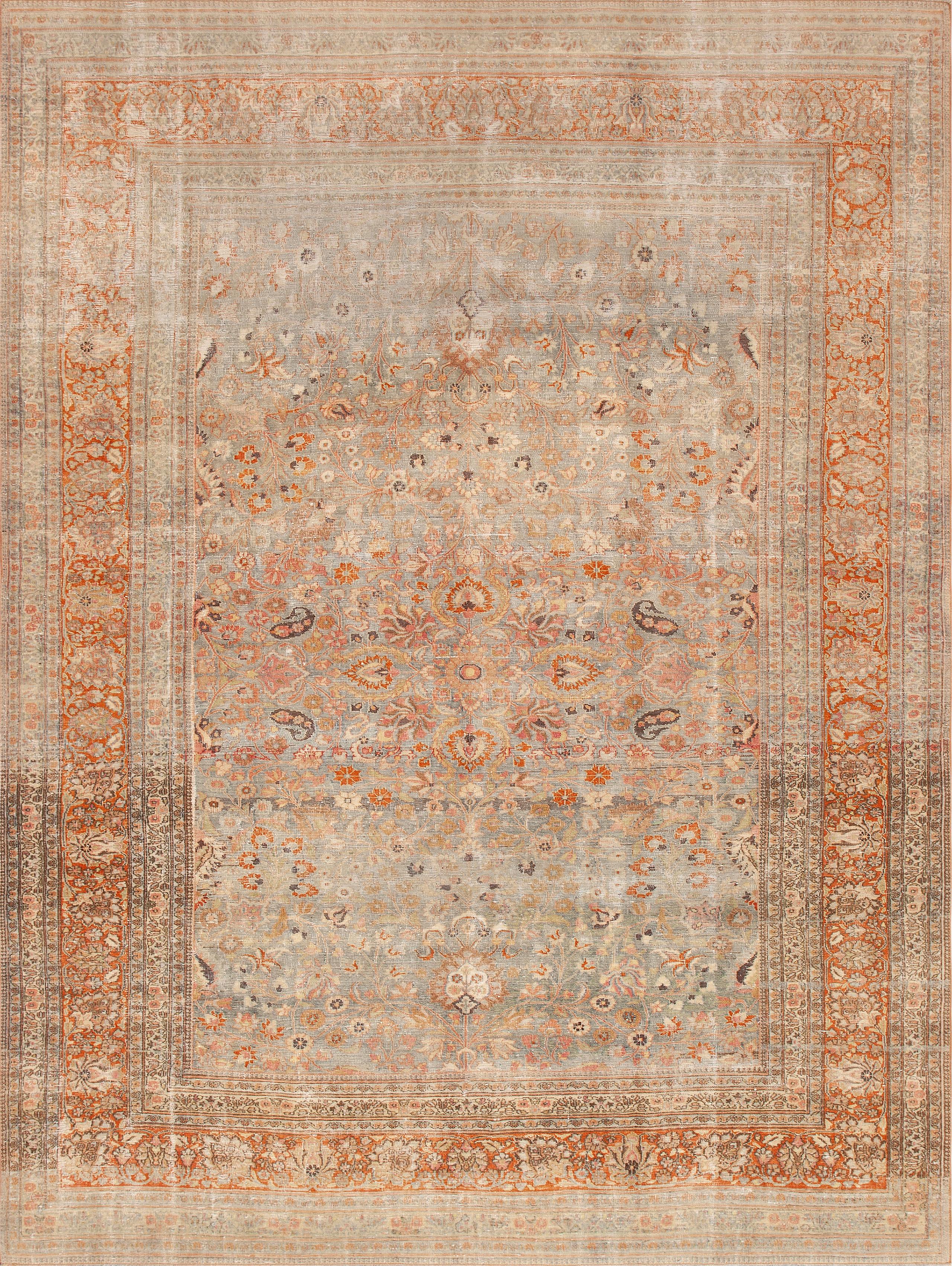 Ce tapis persan ancien de Khorasan révèle un équilibre sublime entre la délicatesse visuelle et la sophistication structurelle. Sa palette doucement atténuée - ancrée dans des gris minéraux, des abricots délavés et des terres cuites spectrales -