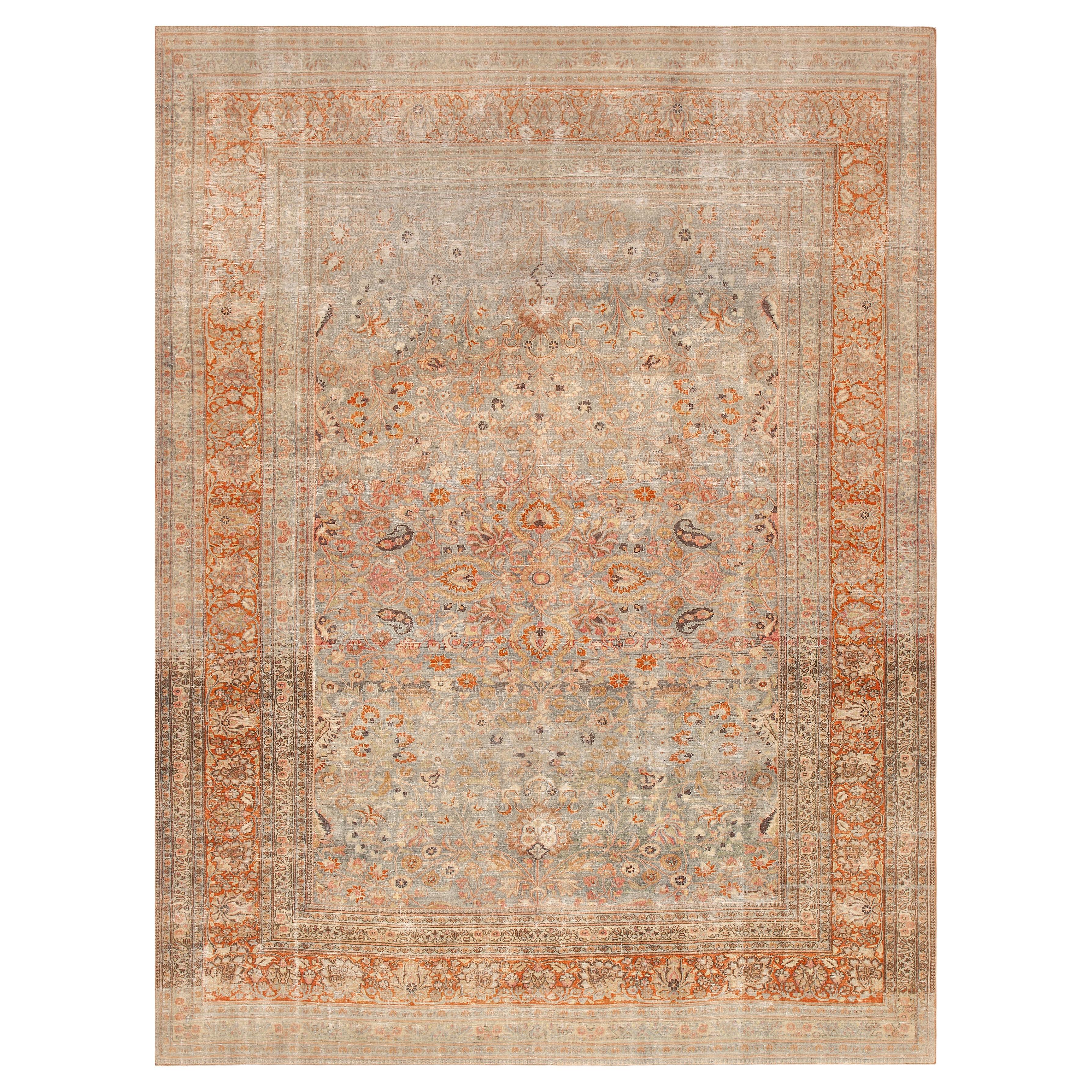 Tapis ancien persan Khorasan Faded Bloom avec champ floral céleste en vente
