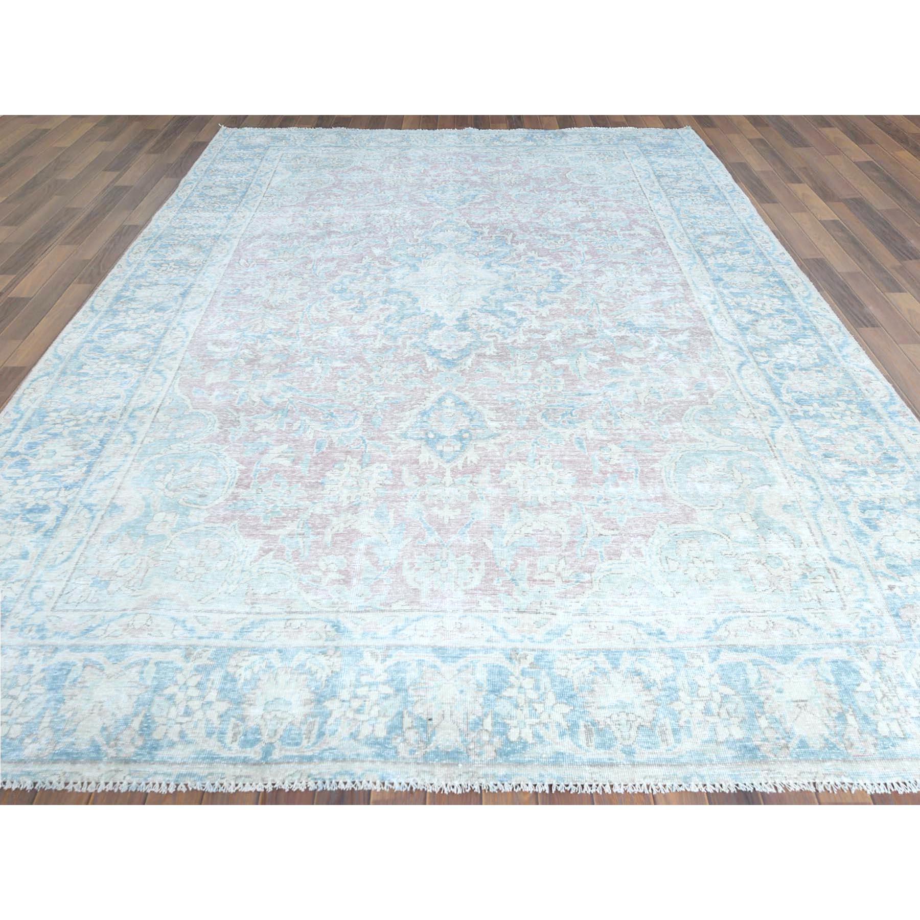 Faded Champagner, Distressed, Vintage Persian Kerman, getragene Wolle, handgeknüpfter Teppich (Mittelalterlich) im Angebot