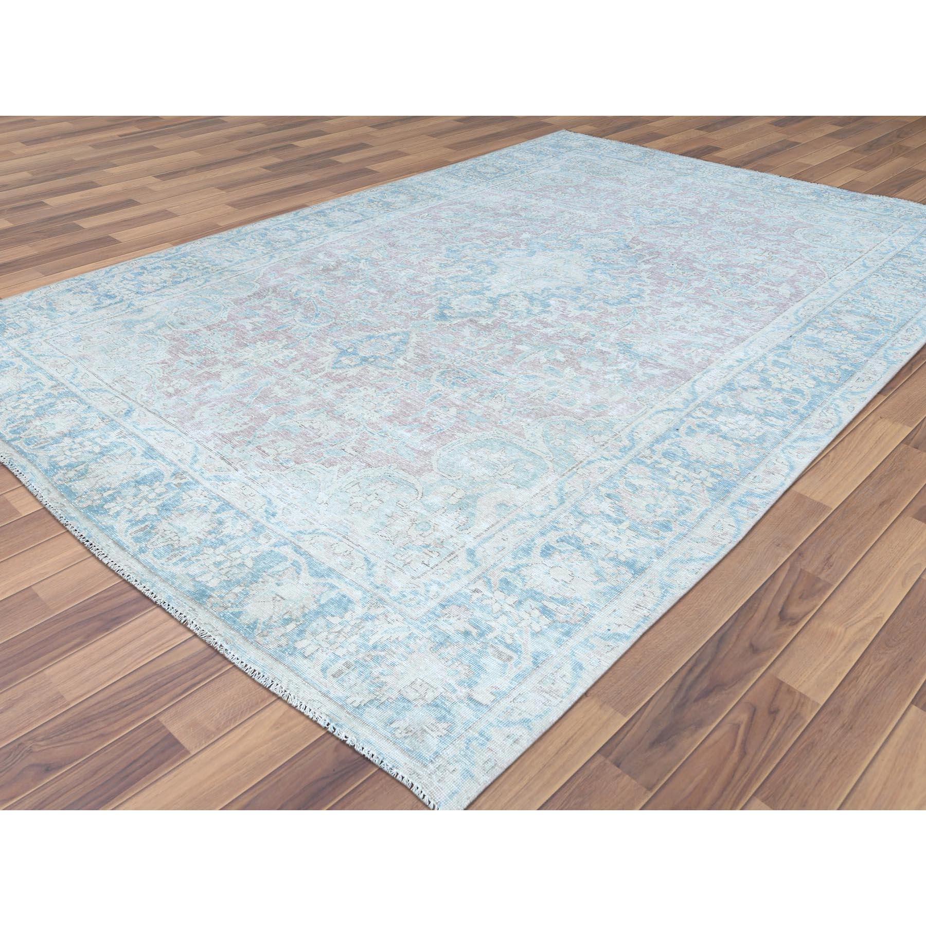 Faded Champagner, Distressed, Vintage Persian Kerman, getragene Wolle, handgeknüpfter Teppich (Persisch) im Angebot