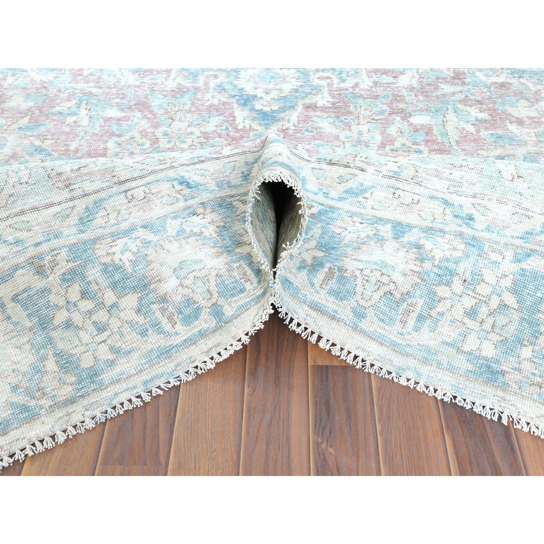 Faded Champagner, Distressed, Vintage Persian Kerman, getragene Wolle, handgeknüpfter Teppich im Zustand „Gut“ im Angebot in Carlstadt, NJ