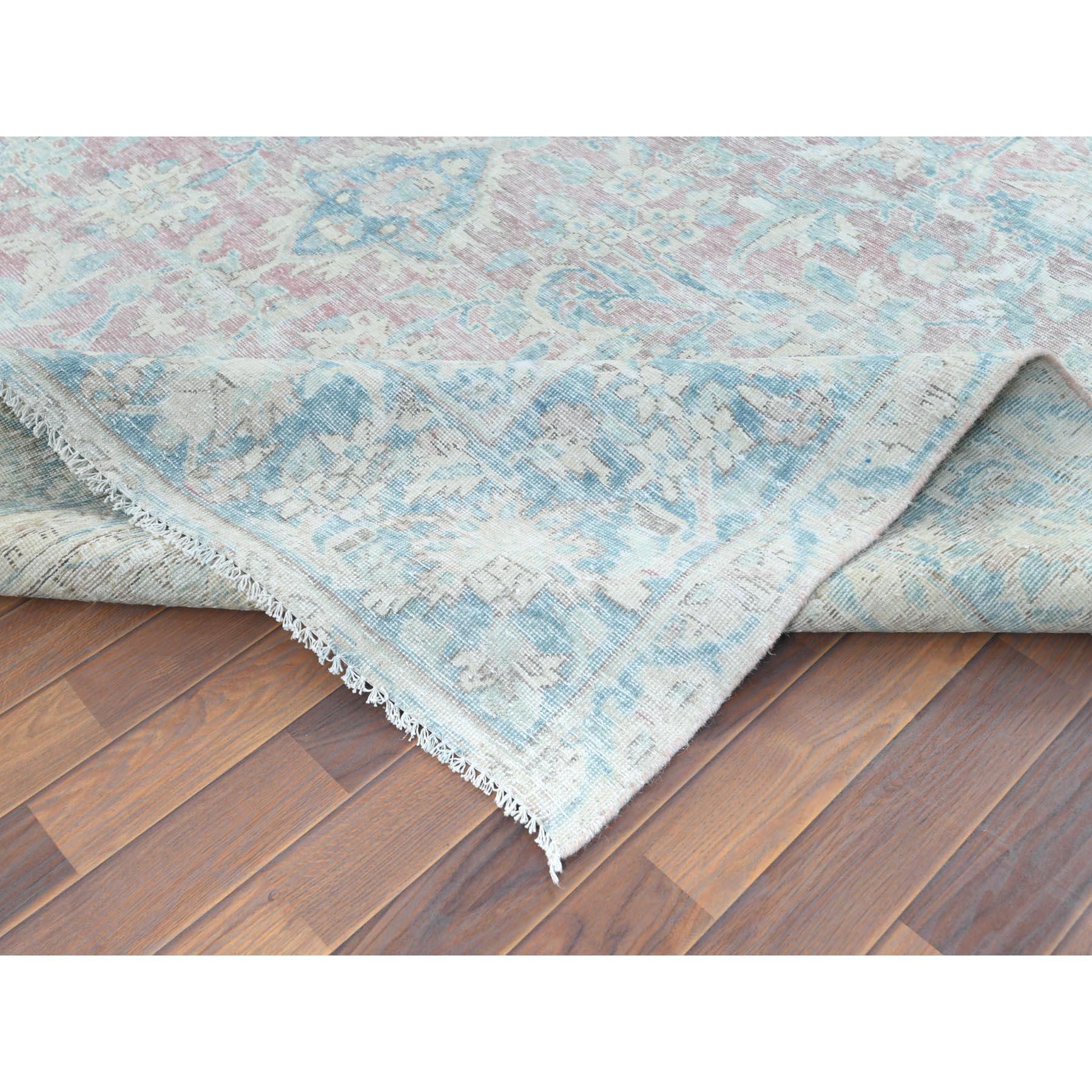 Faded Champagner, Distressed, Vintage Persian Kerman, getragene Wolle, handgeknüpfter Teppich (Mitte des 20. Jahrhunderts) im Angebot