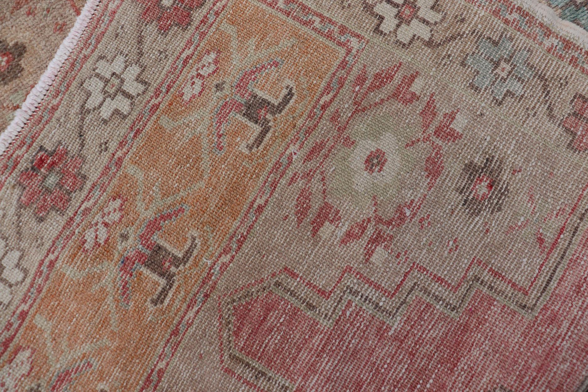 Faded Coral and Taupe Vintage Turkish Oushak Rug with Layered Medallion Design For Sale 4