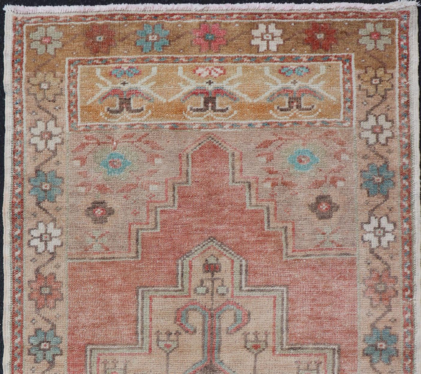 Layered floral medallion design in muted coral and taupe Oushak vintage rug from Turkey, Keivan Woven Arts / rug EN-178019, country of origin / type: Turkey / Oushak, circa 1940

This vintage Turkish Oushak carpet (circa 1940) features a central,