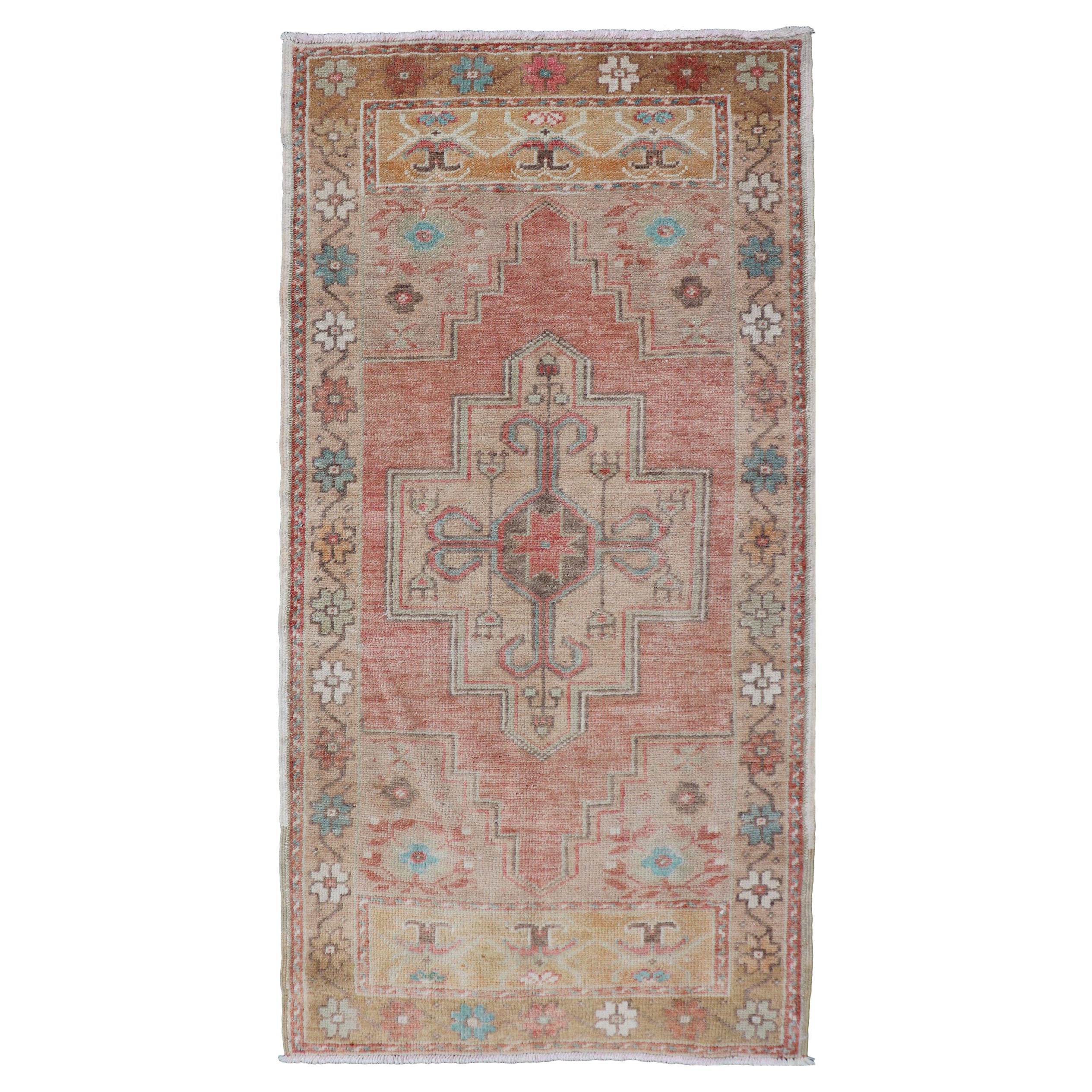 Tappeto Oushak turco vintage color corallo sbiadito e taupe con design a medaglioni stratificati