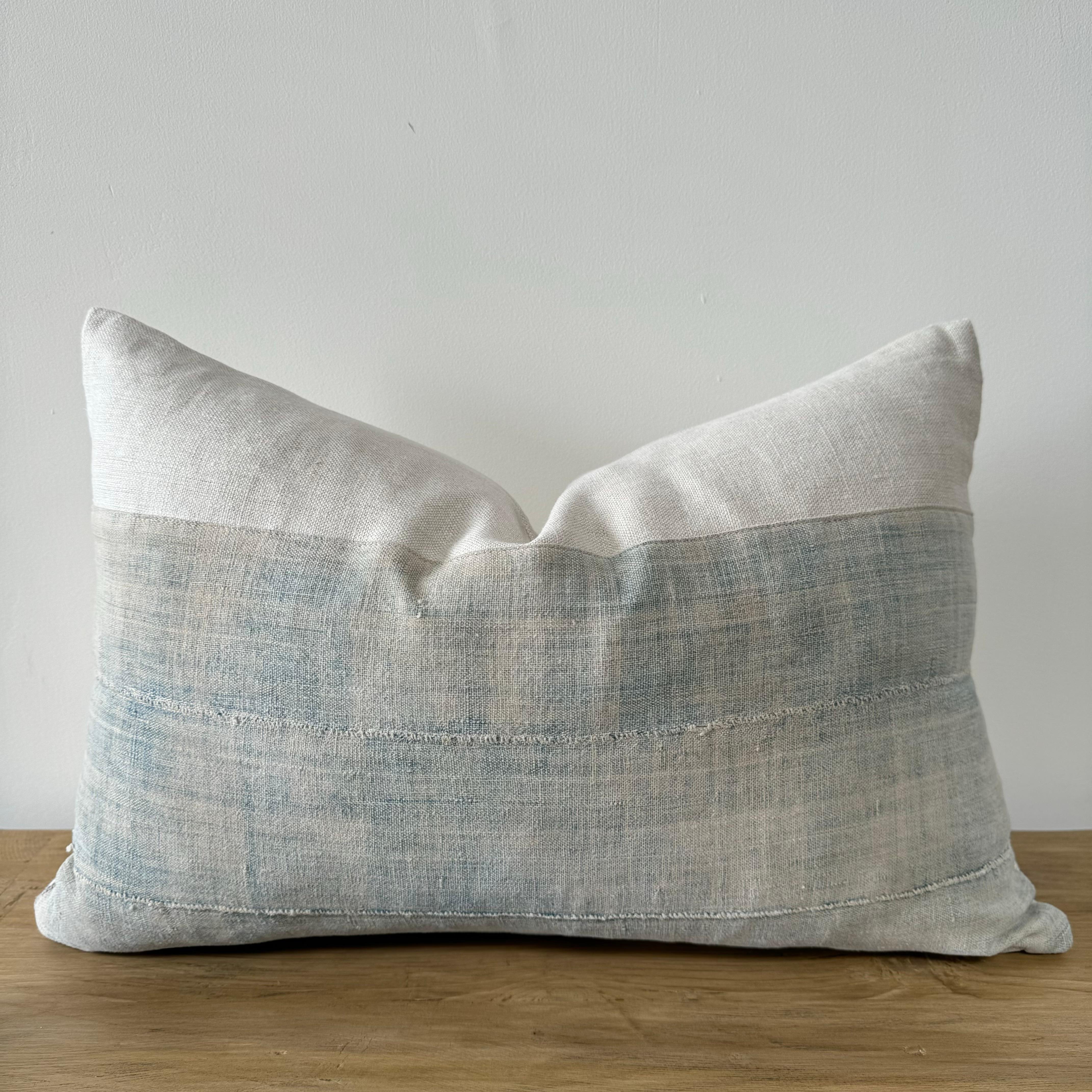 Questo panno di fango africano presenta una colorazione denim acid wash perfettamente sbiadita, con cuciture originali e uno sfondo di lino naturale. Il supporto è 100% lino irlandese in lino naturale. I nostri cuscini sono realizzati con tessuti