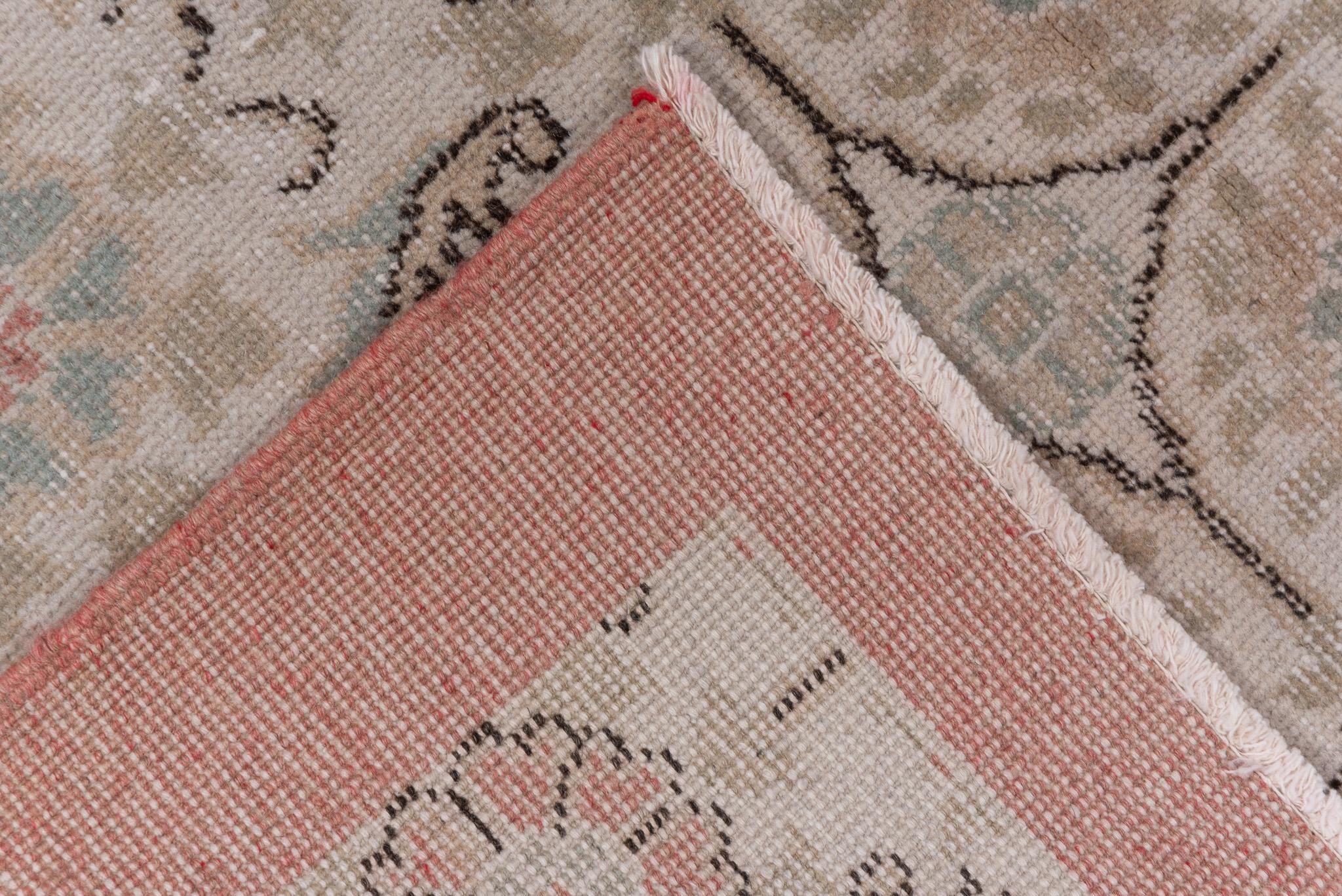 Verblasstes Grau mit roter Verzierung Oushak, Blumensymbole quer (Türkisch) im Angebot