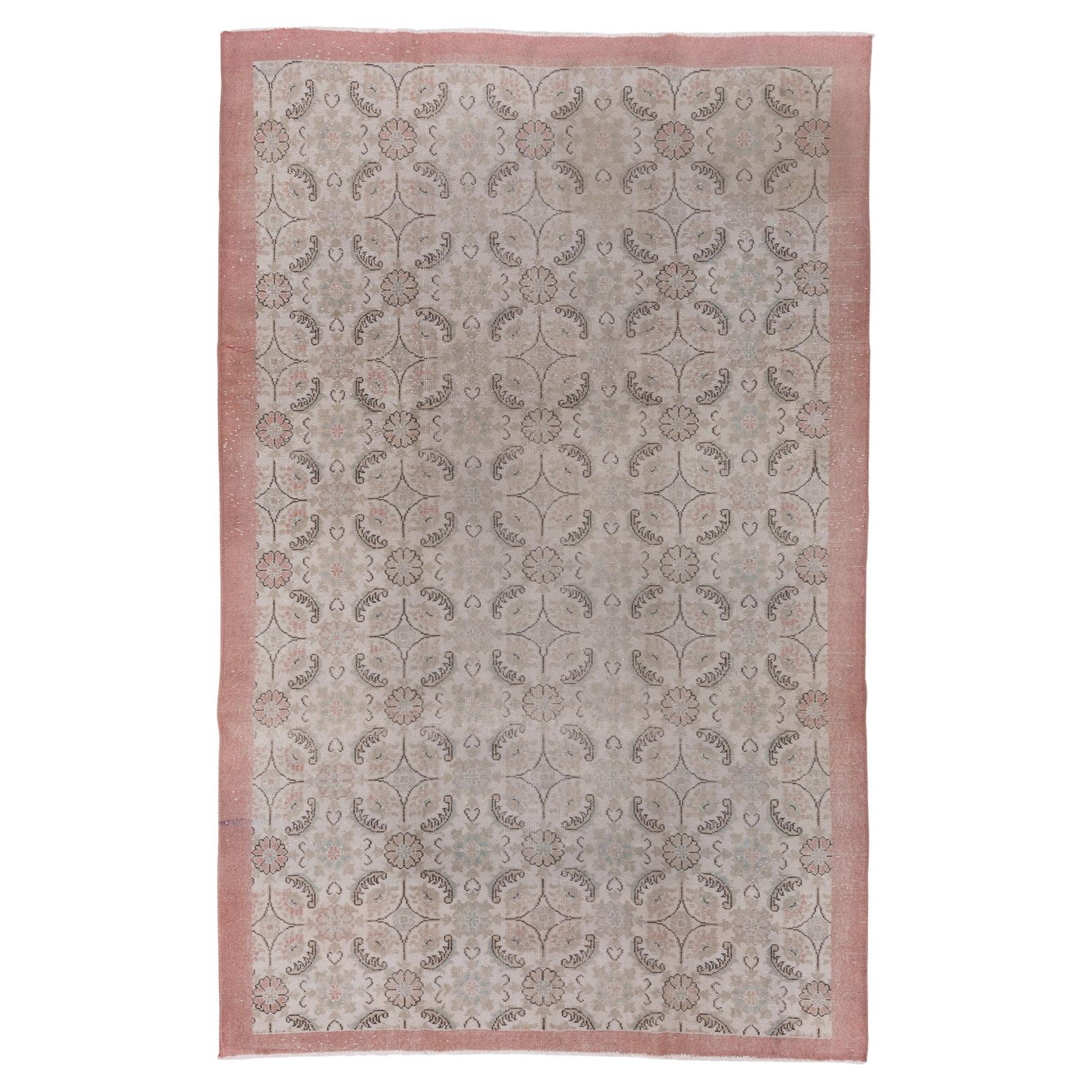 Verblasstes Grau mit roter Verzierung Oushak, Blumensymbole quer im Angebot