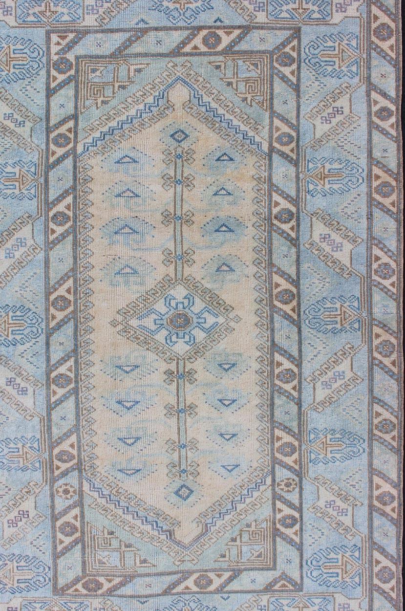 Vintage Oushak rug from Turkey with Medallion design, rug EN-179653, Keivan Woven Arts country of origin / type: Turkey / Oushak, circa 1950

This vintage Turkish Oushak rug features a all-over design, which is composed of various flora. The