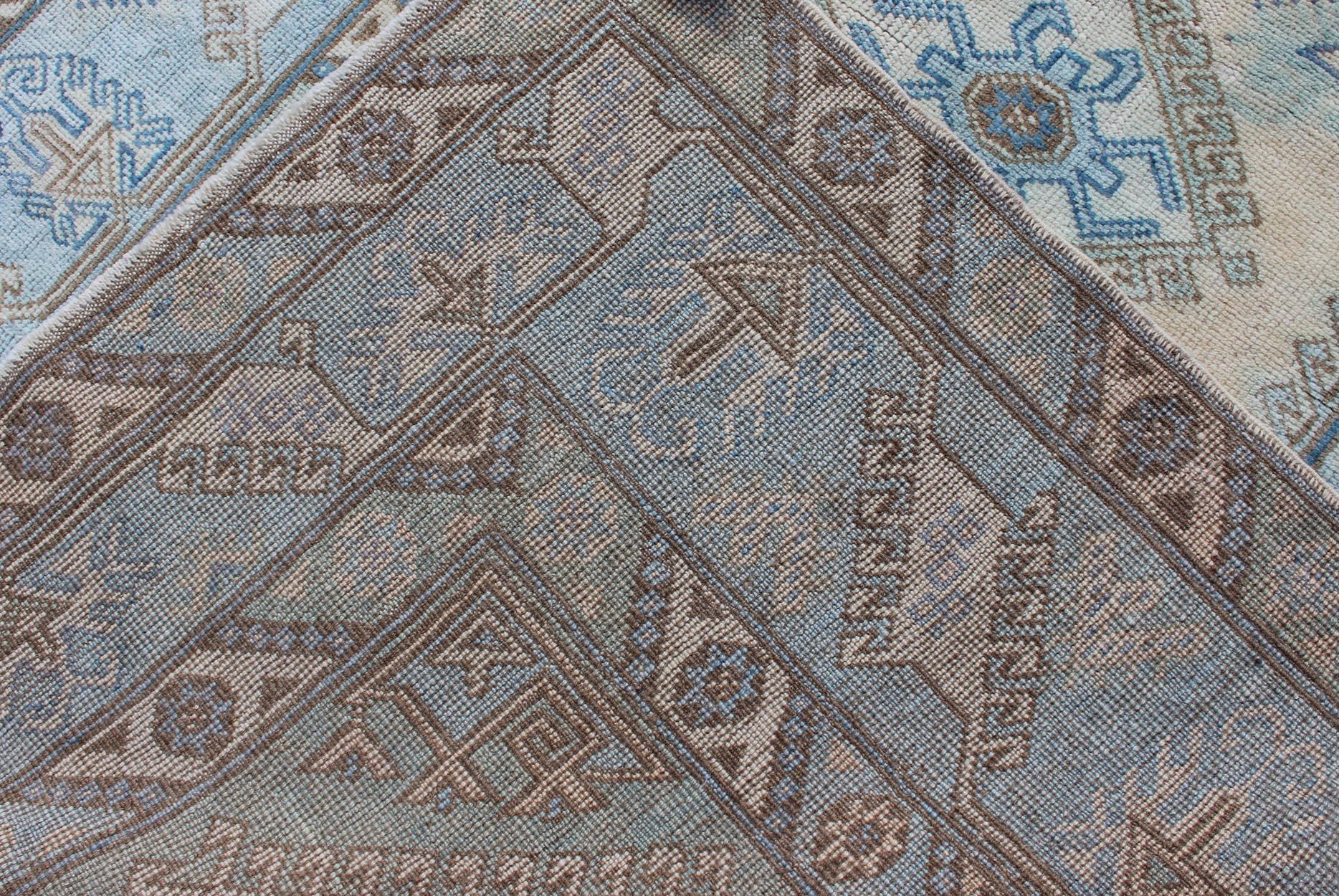 Faded Oushak-Teppich aus der Türkei mit Allover-Muster in Blau und Creme im Angebot 2