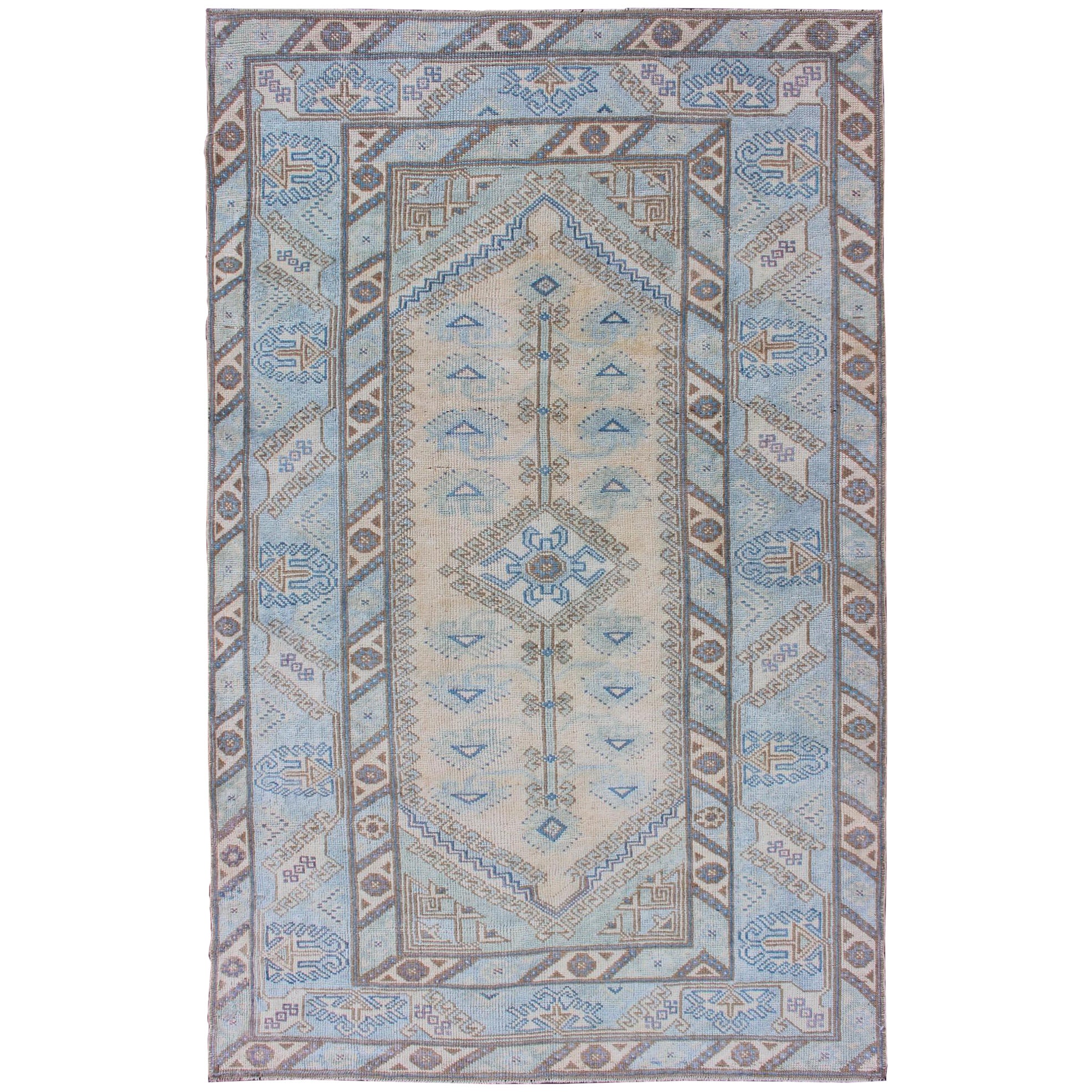 Tappeto Oushak sbiadito proveniente dalla Turchia con disegno all over in blu e crema