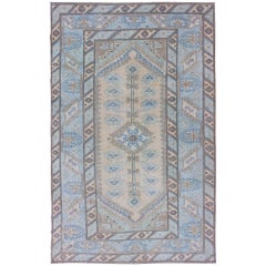 Tappeto Oushak sbiadito proveniente dalla Turchia con disegno all over in blu e crema