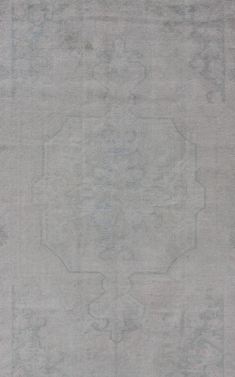 Vintage Oushak Teppich mit verblasstem Muster, Teppich EN-142089, Herkunftsland / Art: Türkei / Oushak, um 1950

Dieser alte Oushak-Teppich aus der Mitte des 20. Jahrhunderts in der Türkei zeichnet sich durch ein schwaches Medaillonmuster in