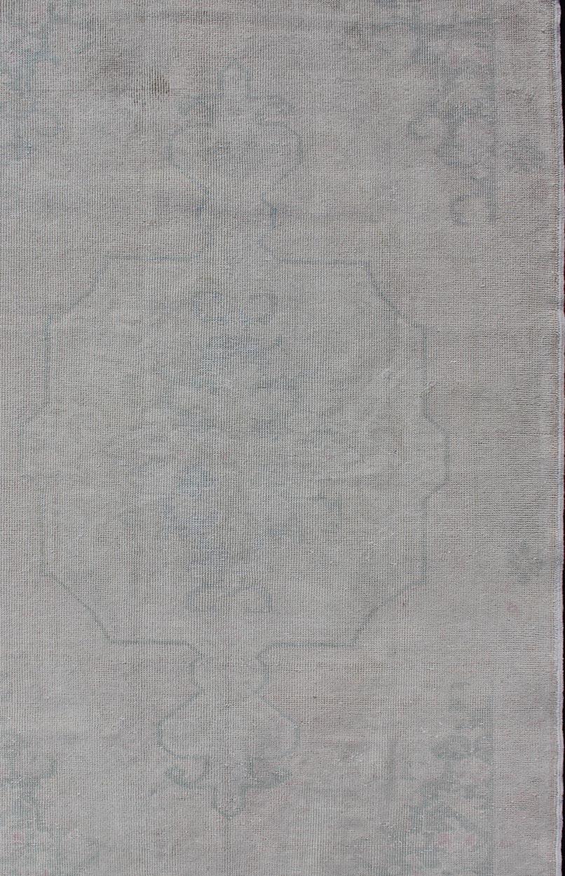 Verblasster Oushak-Teppich in Taupe:: Hellblau und Neutraltönen (Türkisch) im Angebot
