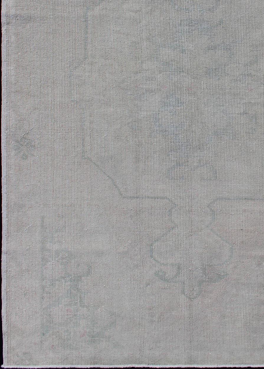 Verblasster Oushak-Teppich in Taupe:: Hellblau und Neutraltönen (Handgeknüpft) im Angebot