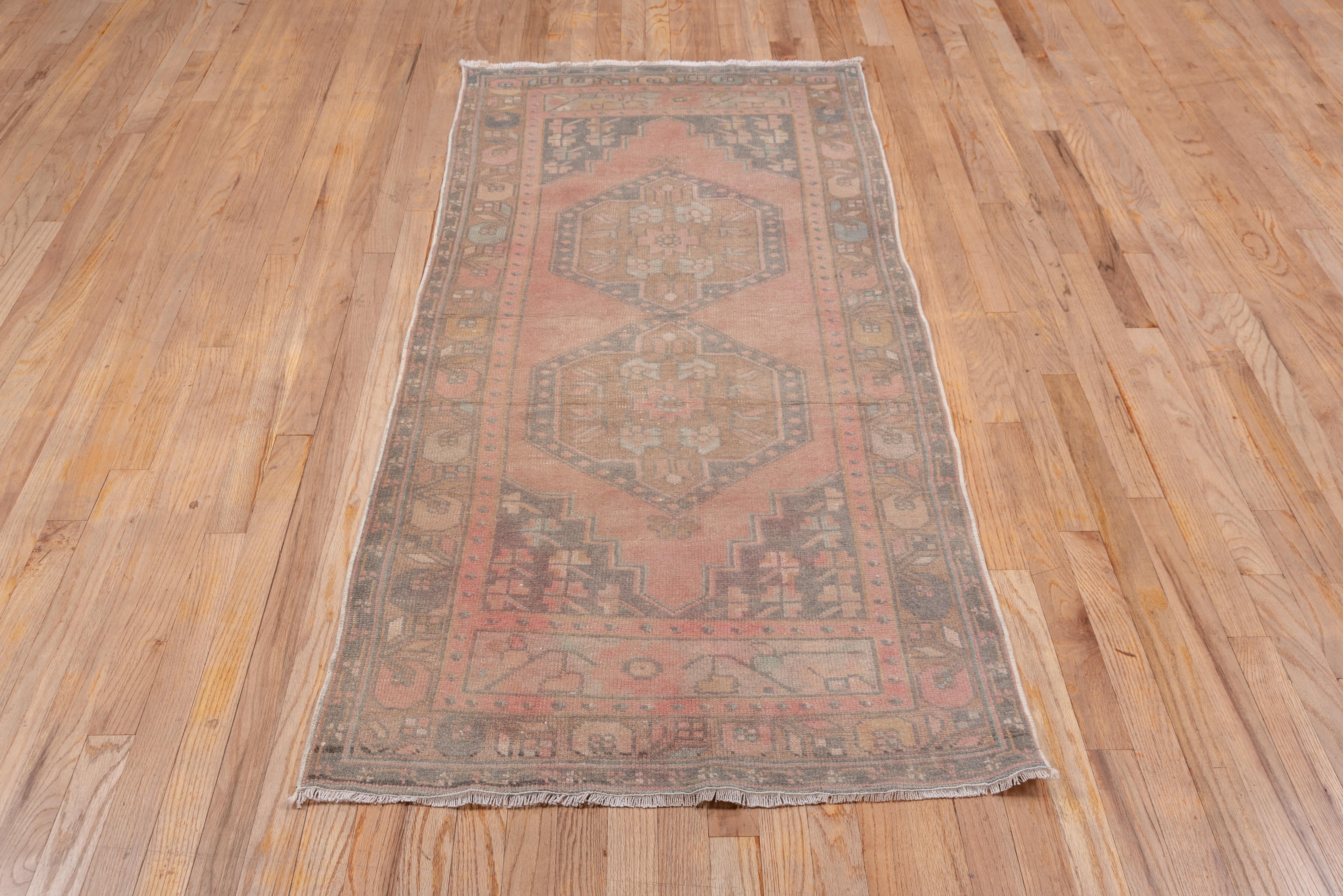 Verblasster Oushak-Teppich - Zartrosa Medaillon auf taupefarbenem Feld im Angebot 3