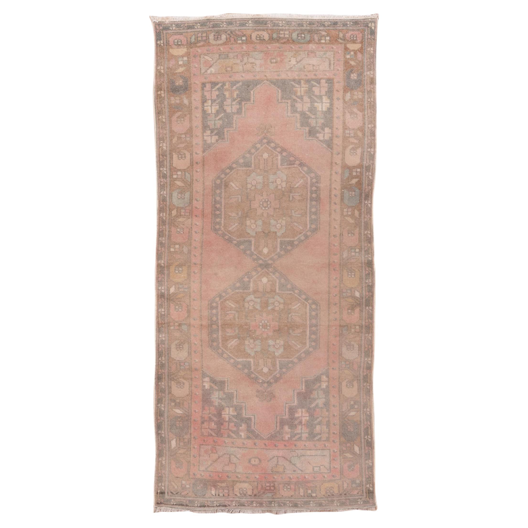 Tapis Oushak délavé - Médaillon rose tendre sur fond taupe