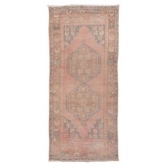 Tapis Oushak délavé - Médaillon rose tendre sur fond taupe