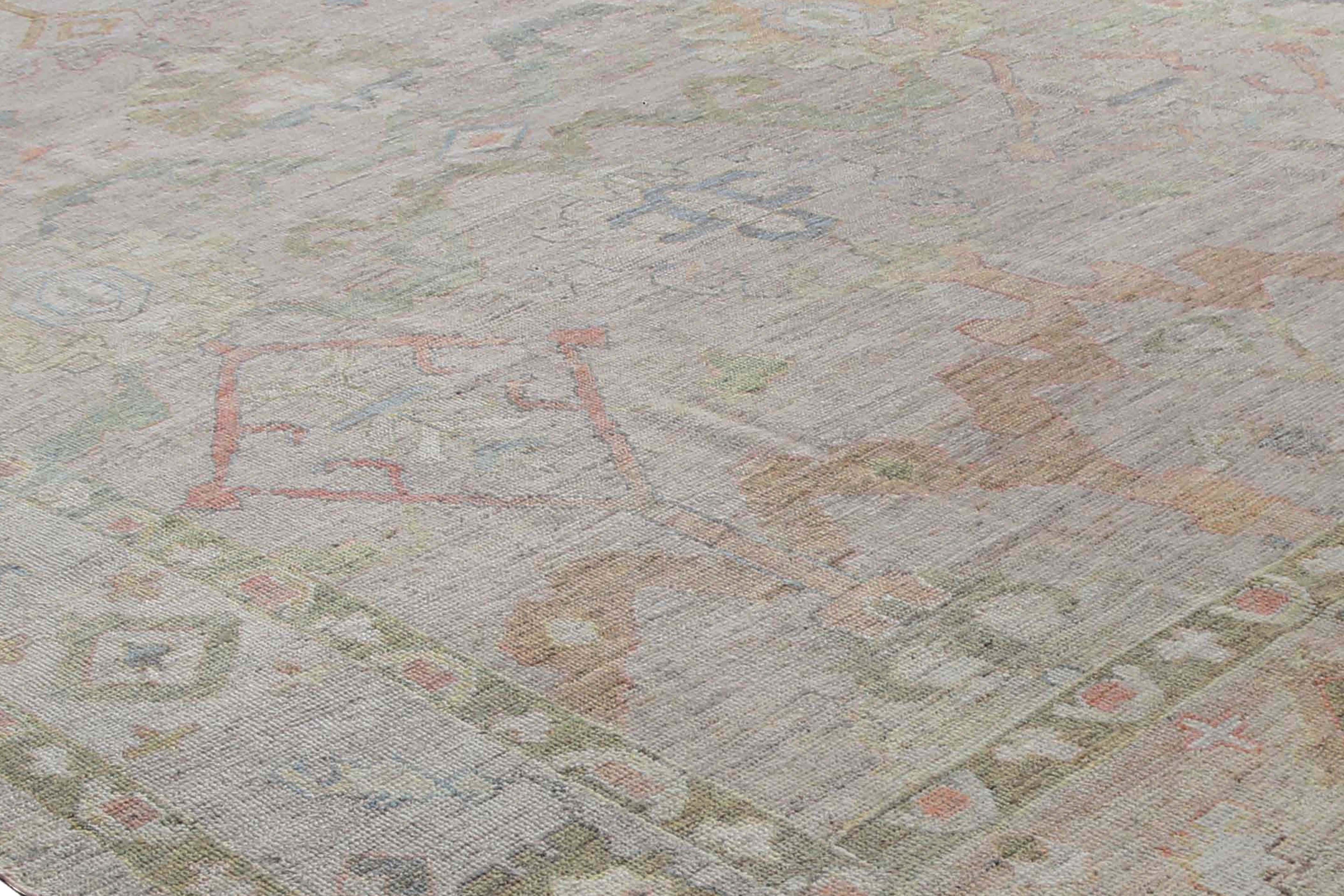 Wir präsentieren einen atemberaubenden handgefertigten Teppich aus der Türkei, der 10'10'' mal 17'5'' misst. Dieser Teppich im Oushak-Stil zeichnet sich durch ein traditionelles Design mit einem gedämpften lavendelfarbenen Hintergrund und