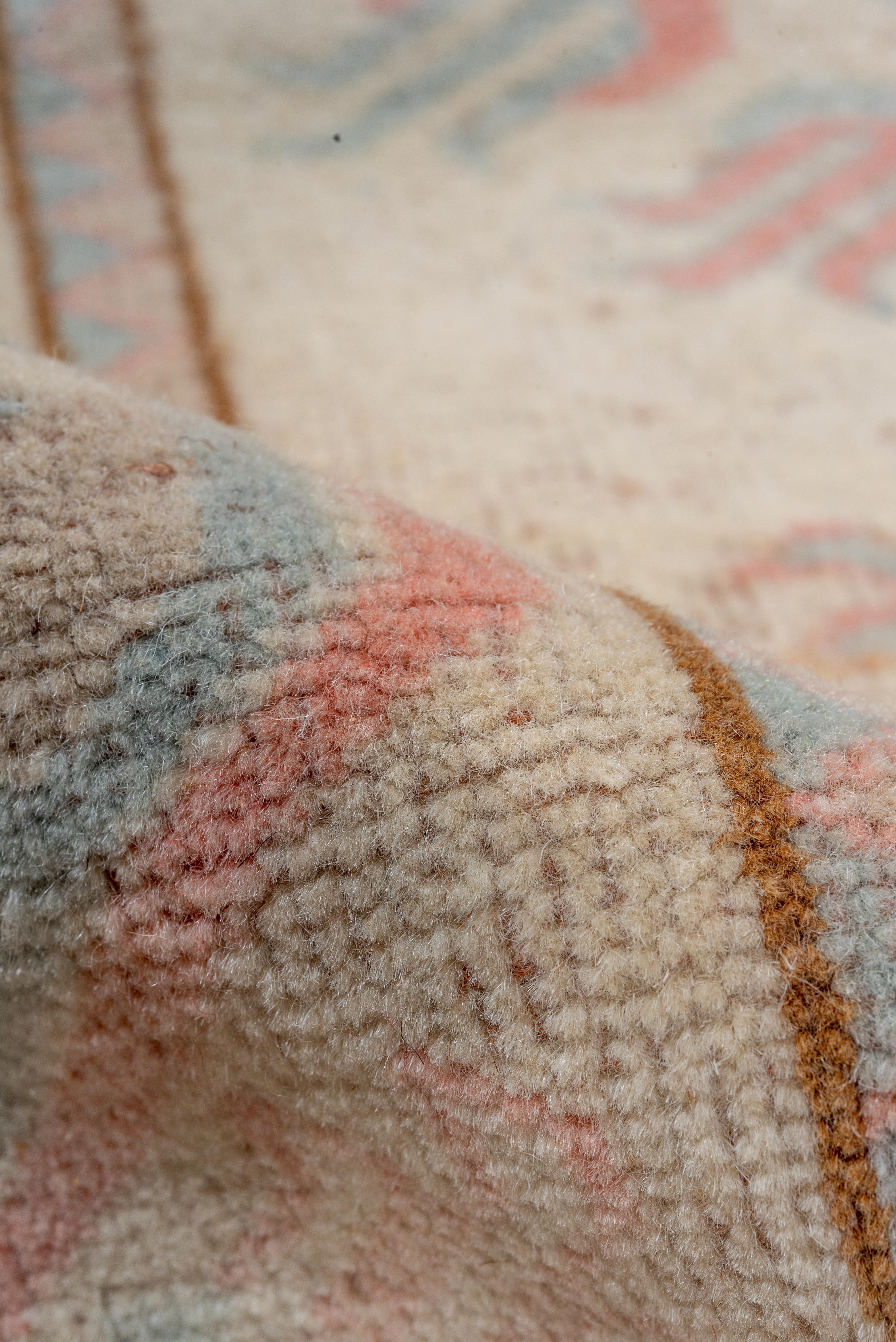 Faded Pastel Oushak Runner – Soft Coral and Sky Blue on Ivory im Zustand „Gut“ im Angebot in New York, NY