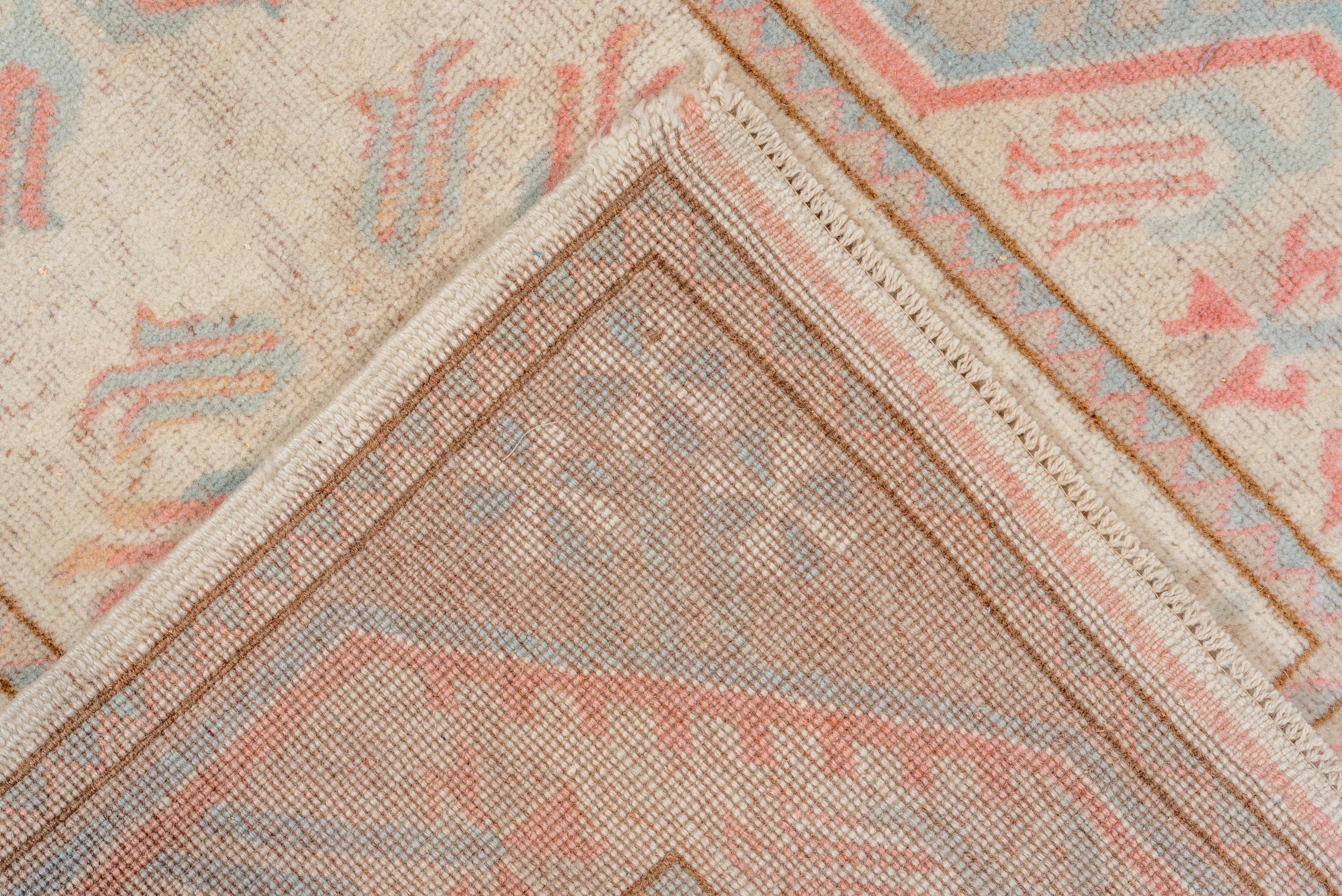 Faded Pastel Oushak Runner – Soft Coral and Sky Blue on Ivory (20. Jahrhundert) im Angebot