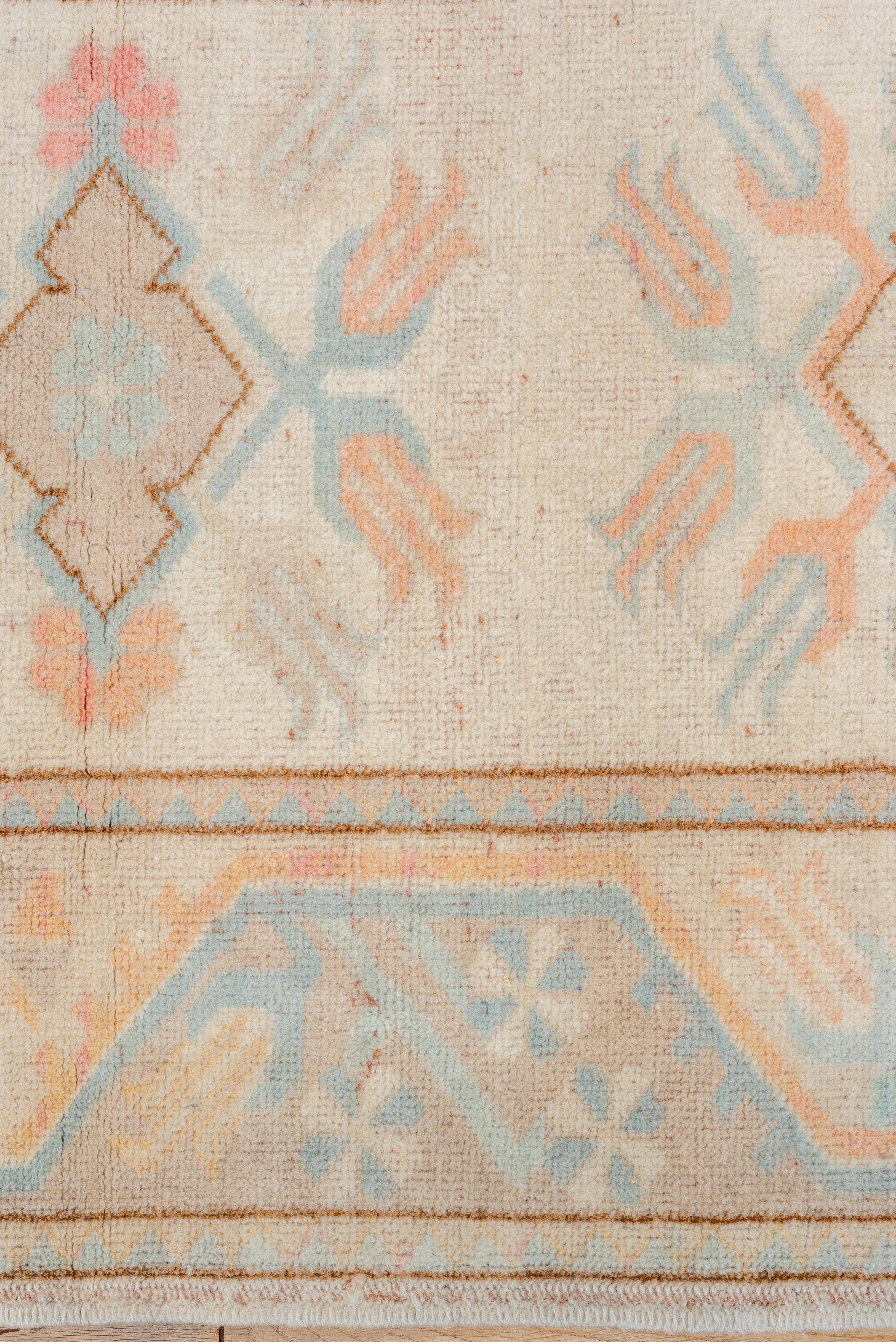 Faded Pastel Oushak Runner – Soft Coral and Sky Blue on Ivory (Wolle) im Angebot