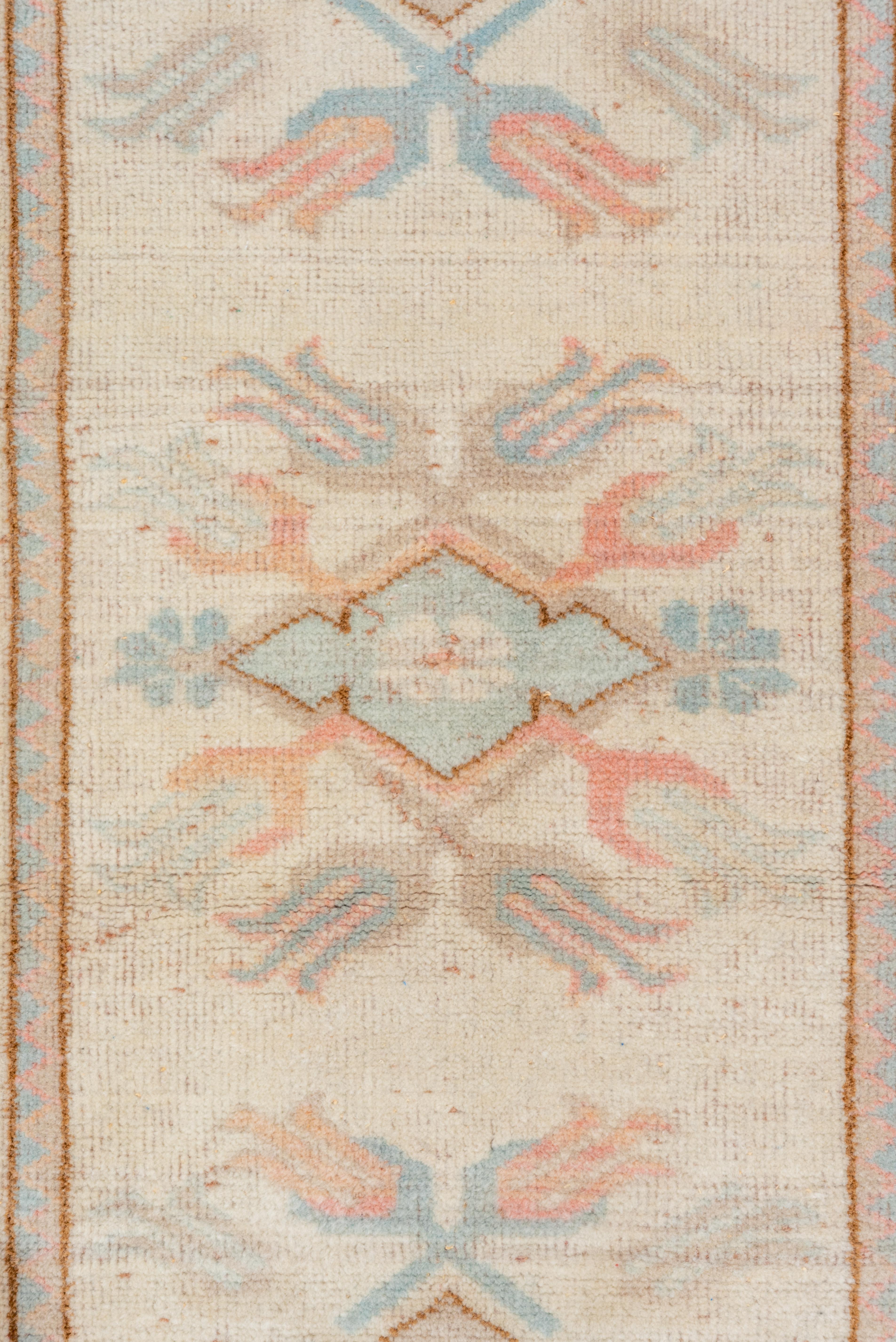 Faded Pastel Oushak Runner – Soft Coral and Sky Blue on Ivory im Angebot 2