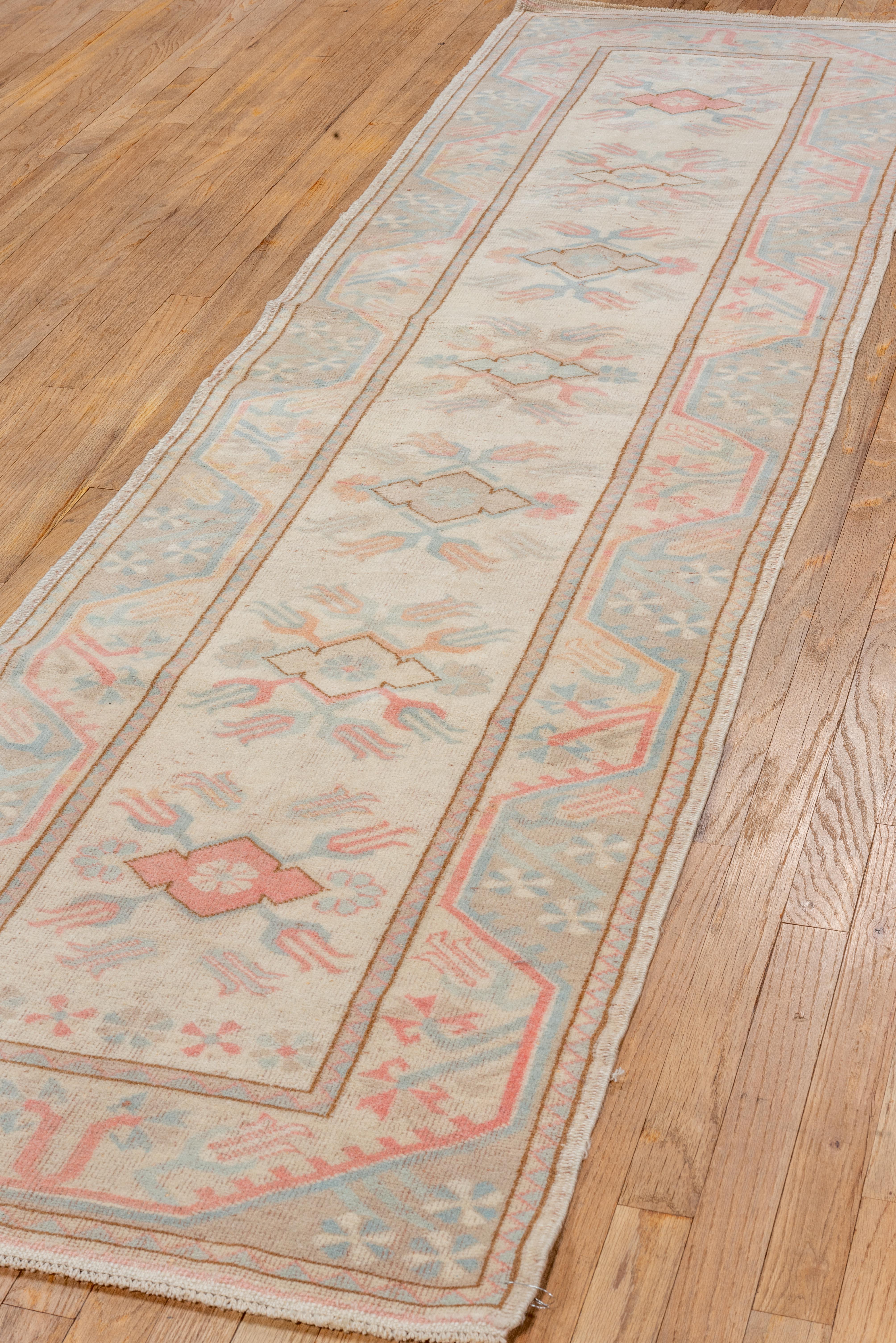 Faded Pastel Oushak Runner – Soft Coral and Sky Blue on Ivory im Angebot 3