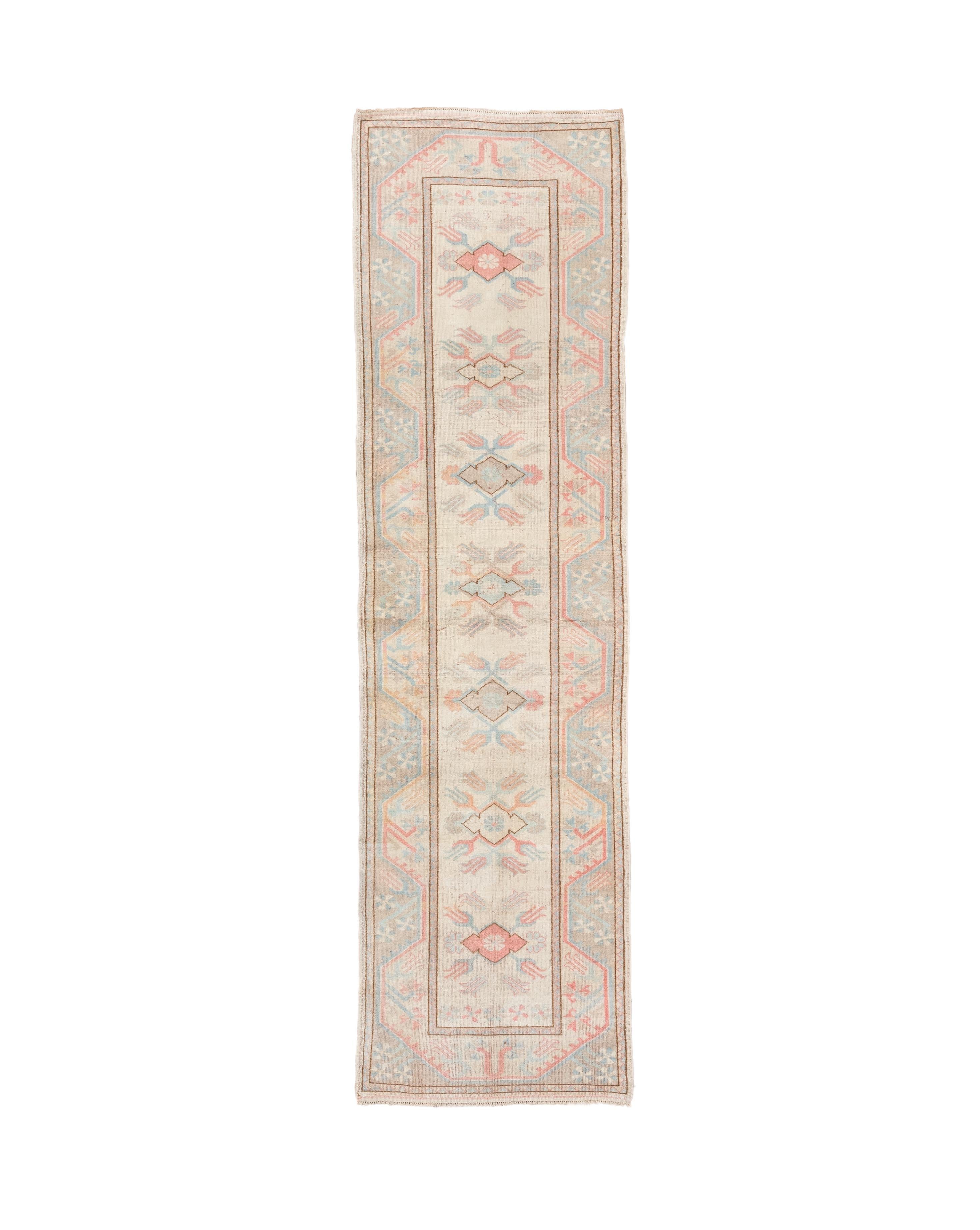Faded Pastel Oushak Runner – Soft Coral and Sky Blue on Ivory im Angebot