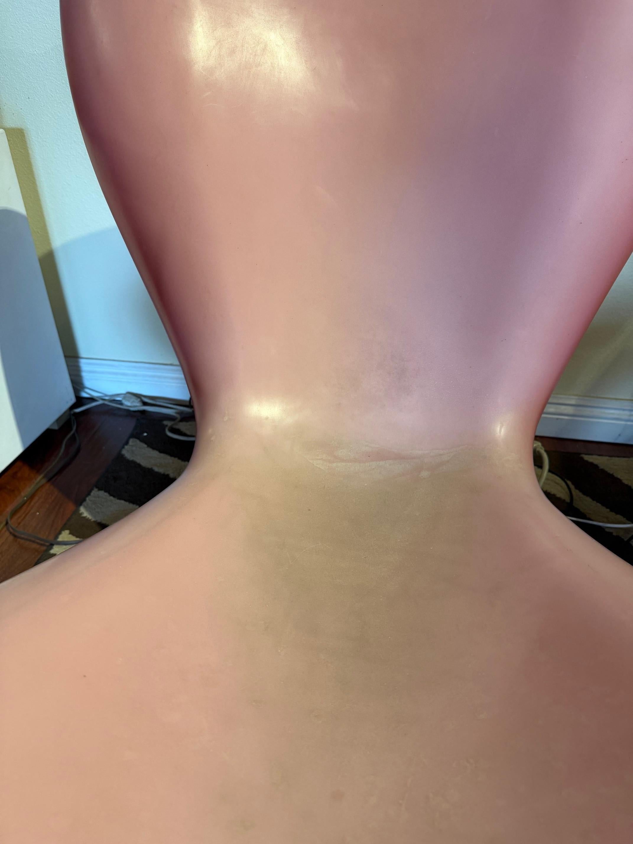 Als skulpturale Ikone des Designs des späten 20. Jahrhunderts ist dieser Stuhl im Orgone-Stil eine Anlehnung an Marc Newsons bahnbrechende Form von 1993 - ein Objekt, das sich durch seine fließenden Kurven, seine biomorphe Silhouette und seinen