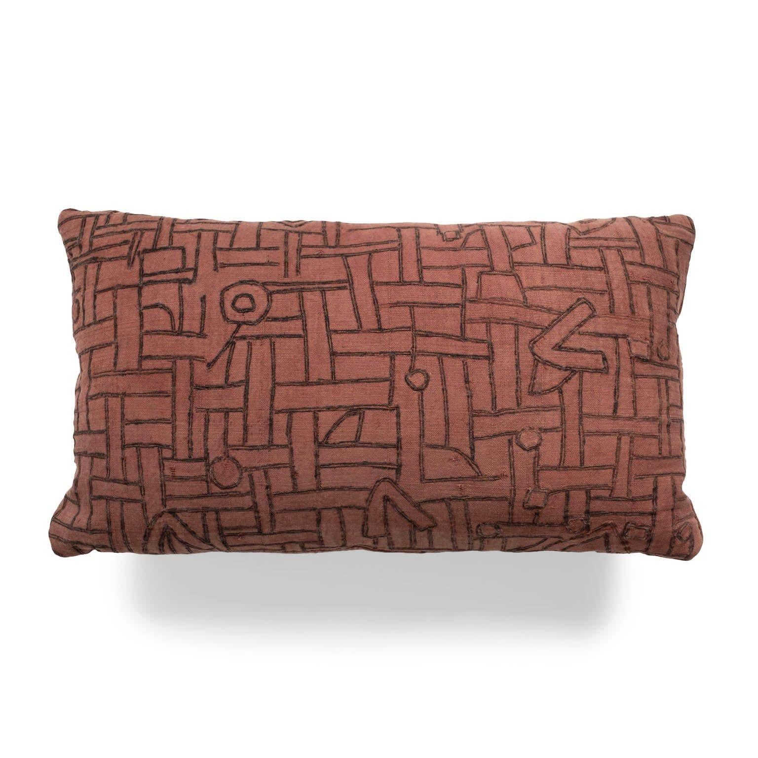 Coussin lombaire brodé de couleur prune délavée, fabriqué à partir d'un ancien textile tribal en coton tissé et teint à la main (vers 1930-1954). Cousu à la main, il constitue un magnifique oreiller à dos libre, avec fermeture éclair et garniture en