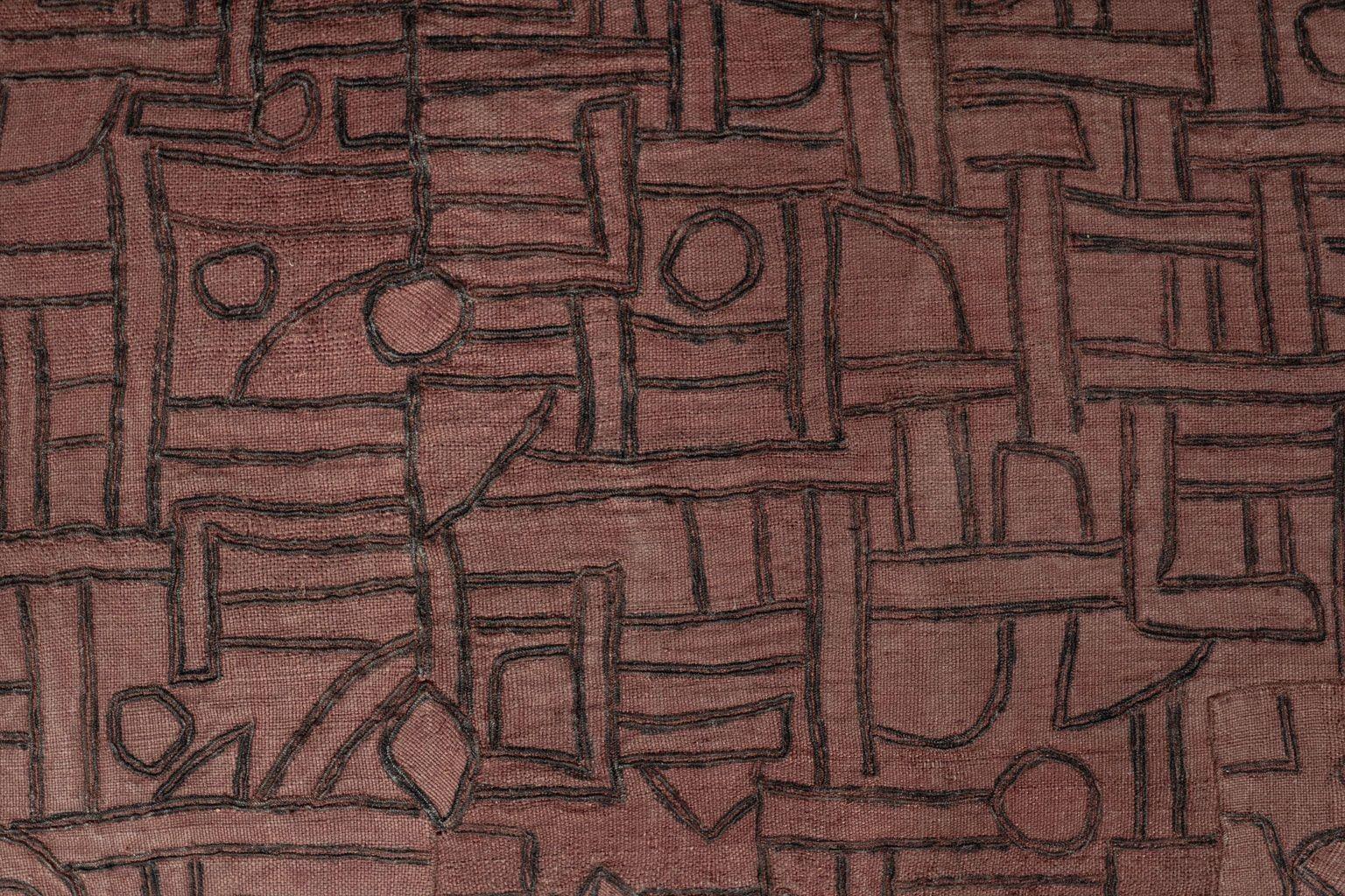 Tribale Cuscino lombare ricamato color prugna sbiadito in vendita