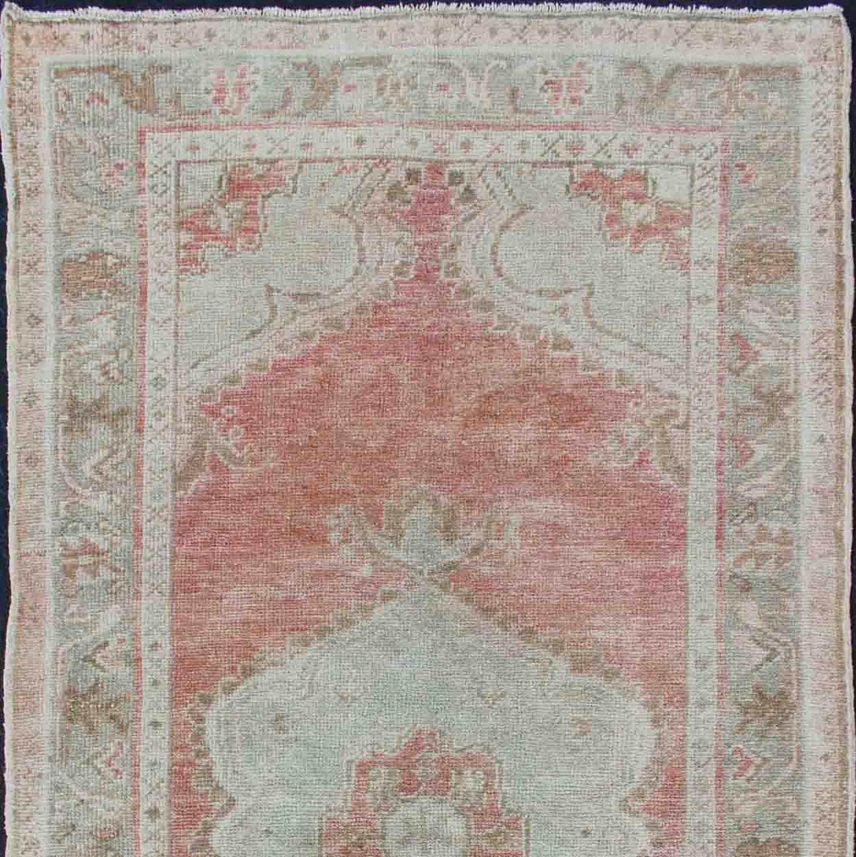 Layered floral medallion design in light blue, soft red Oushak vintage rug from Turkey, rug EN-179018, country of origin / type: Turkey / Oushak, circa 1940

This vintage Turkish Oushak carpet (circa 1940) features a central, layered, floral