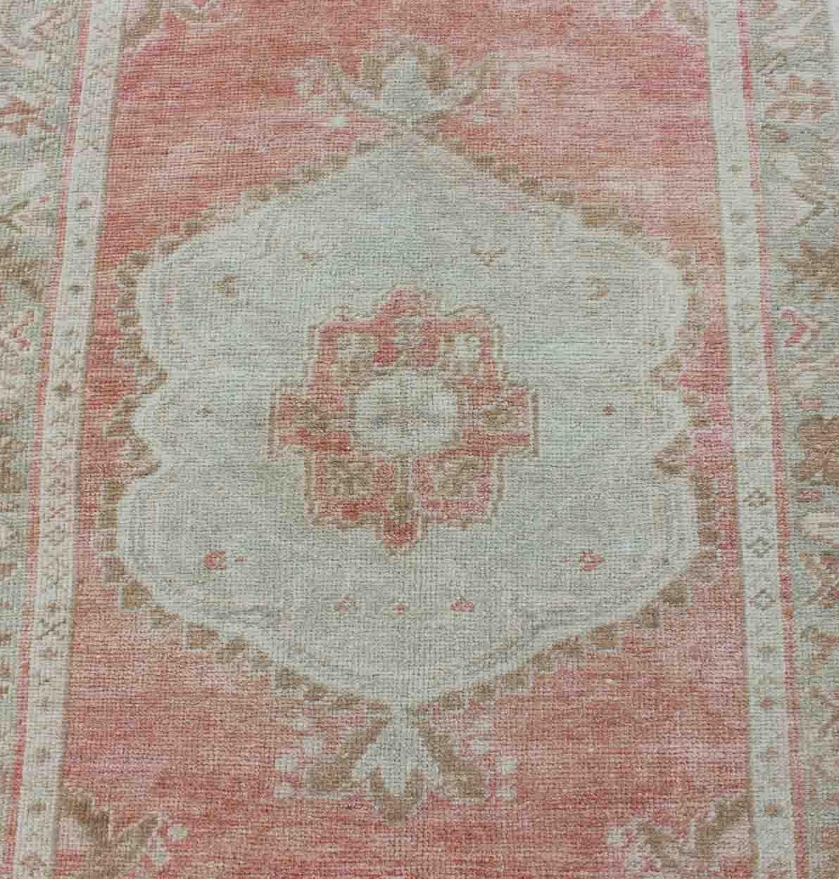 Faded Red and Taupe Vintage Turkish Oushak Rug with Layered Medallion Design For Sale 3