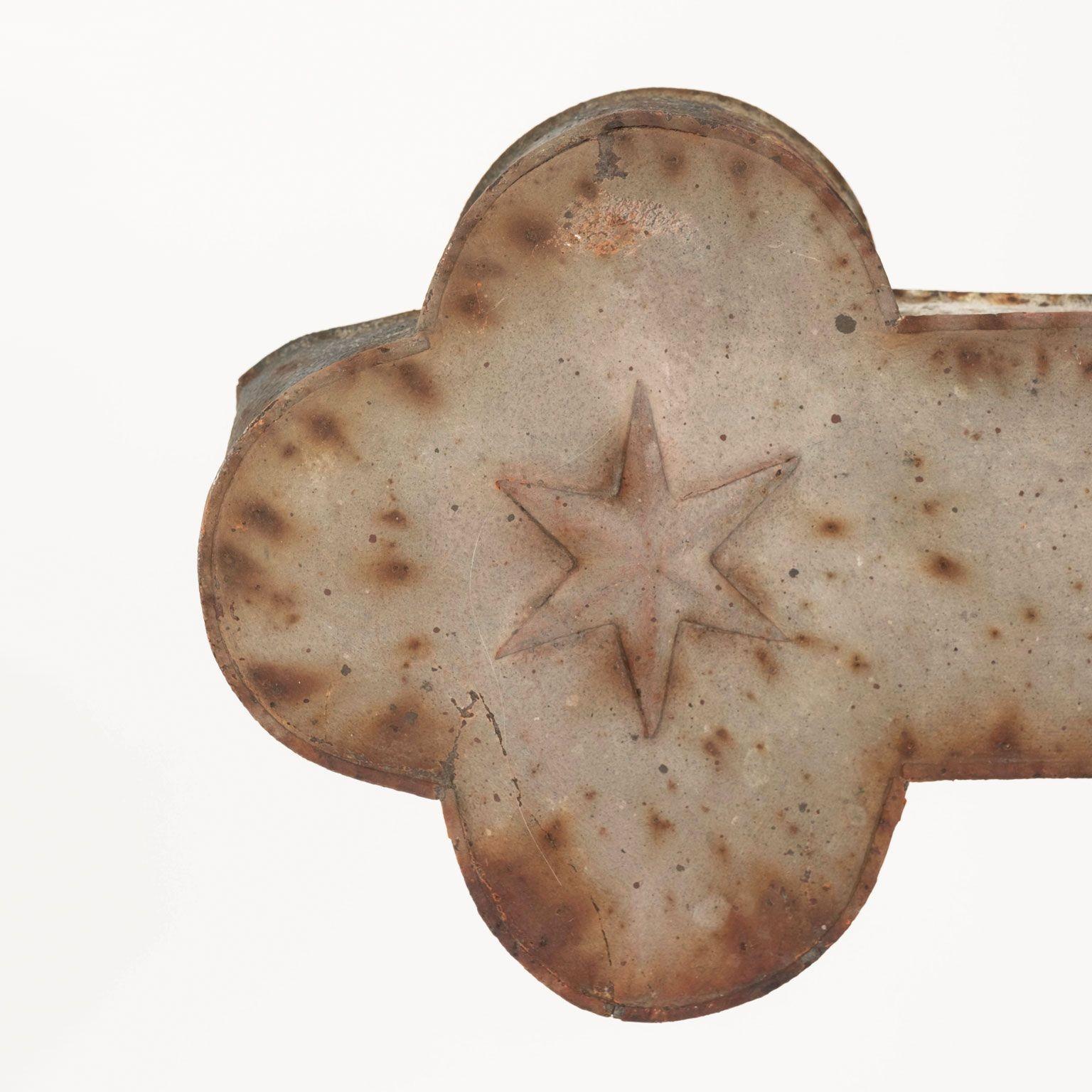 Croce di zinco dipinta di rosso sbiadito proveniente dalla Francia. Croce di zinco del XIX secolo dipinta in una polverosa tonalità corallo sbiadita dal suo colore rosso originale. Bellissimo colore grigio zinco e patina marrone ruggine. Perfetto
