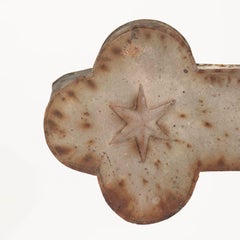 Cruz de zinc pintada de rojo desteñido procedente de Francia