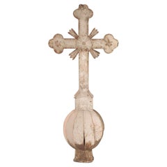 Cruz de zinc pintada de rojo desteñido procedente de Francia