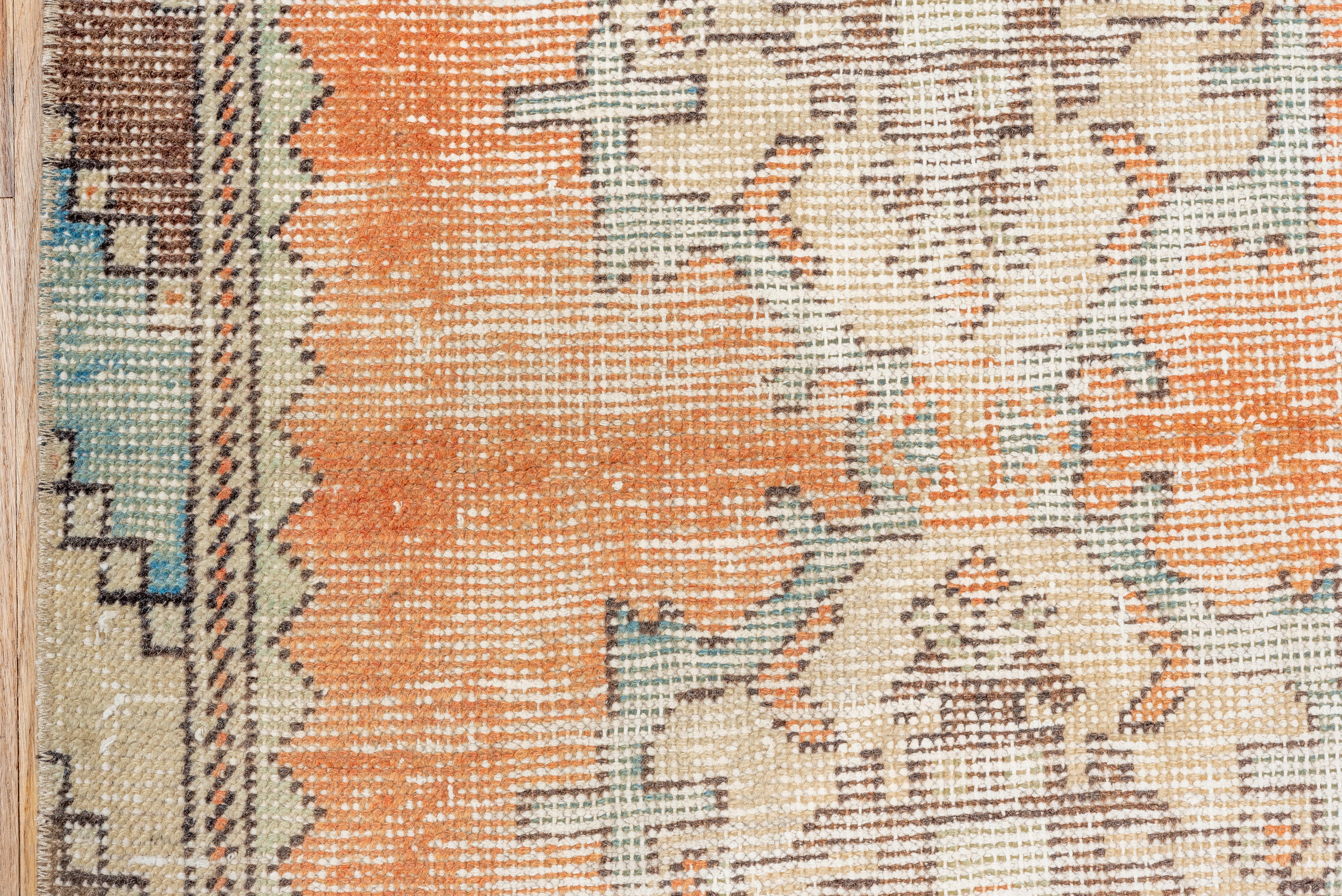 Faded Tangerine Oushak Läufer - Medaillon & Zickzack-Bordüre (20. Jahrhundert) im Angebot