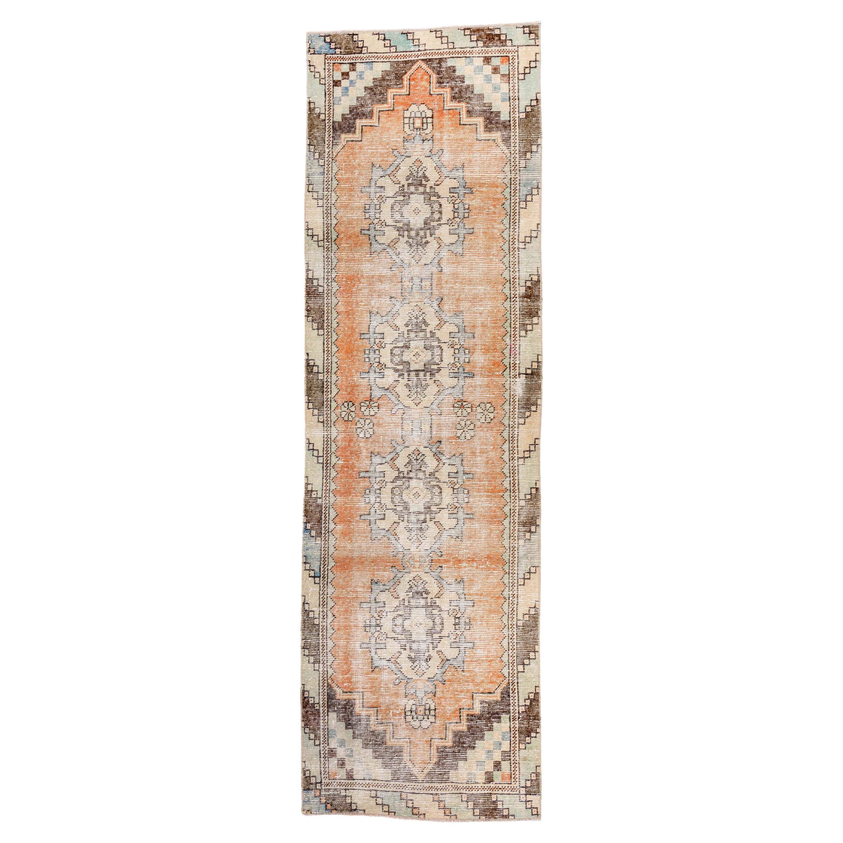 Faded Tangerine Oushak Läufer - Medaillon & Zickzack-Bordüre im Angebot
