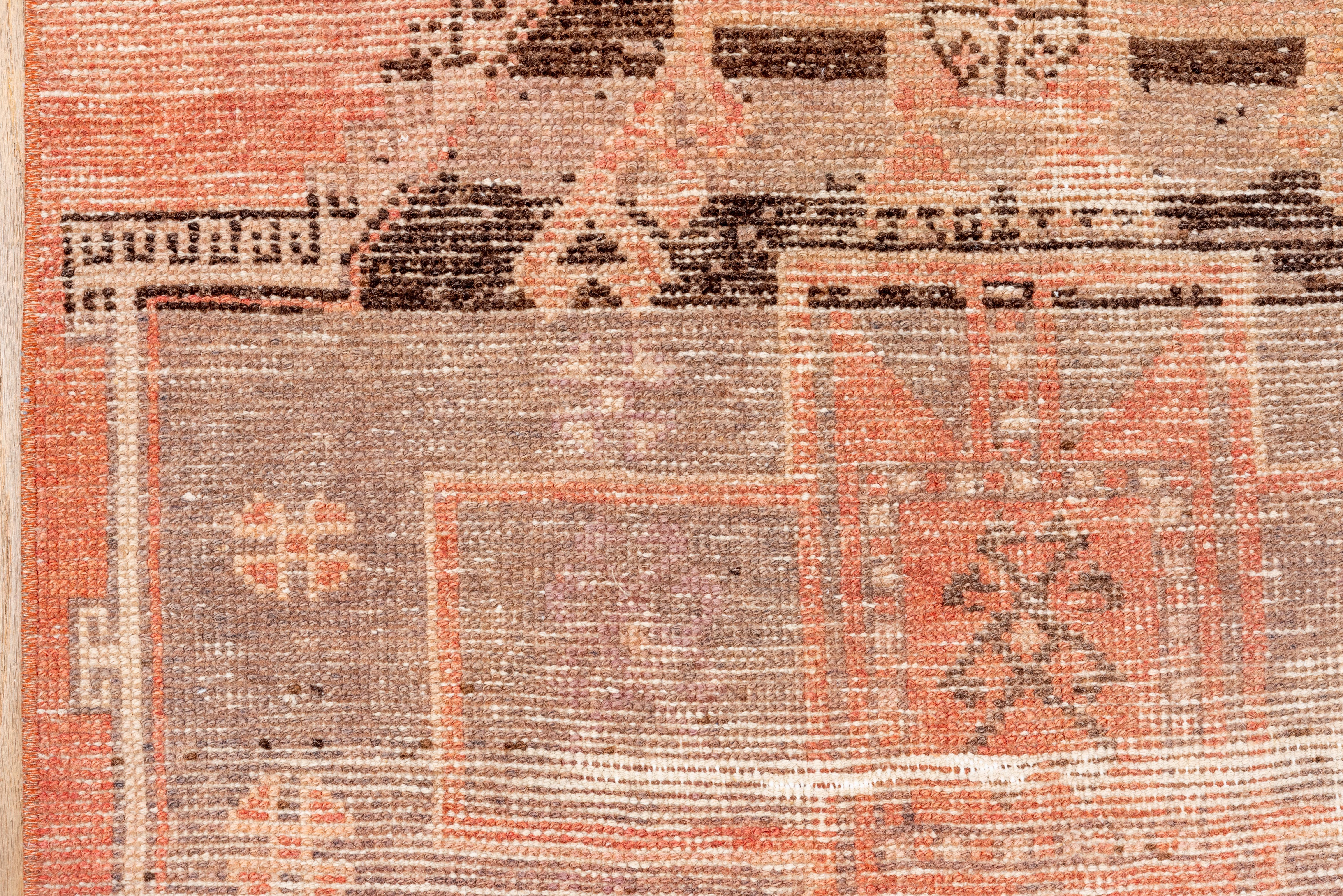 Verblichene Terrakotta Oushak Läufer - Geometrische Medaillons (20. Jahrhundert) im Angebot