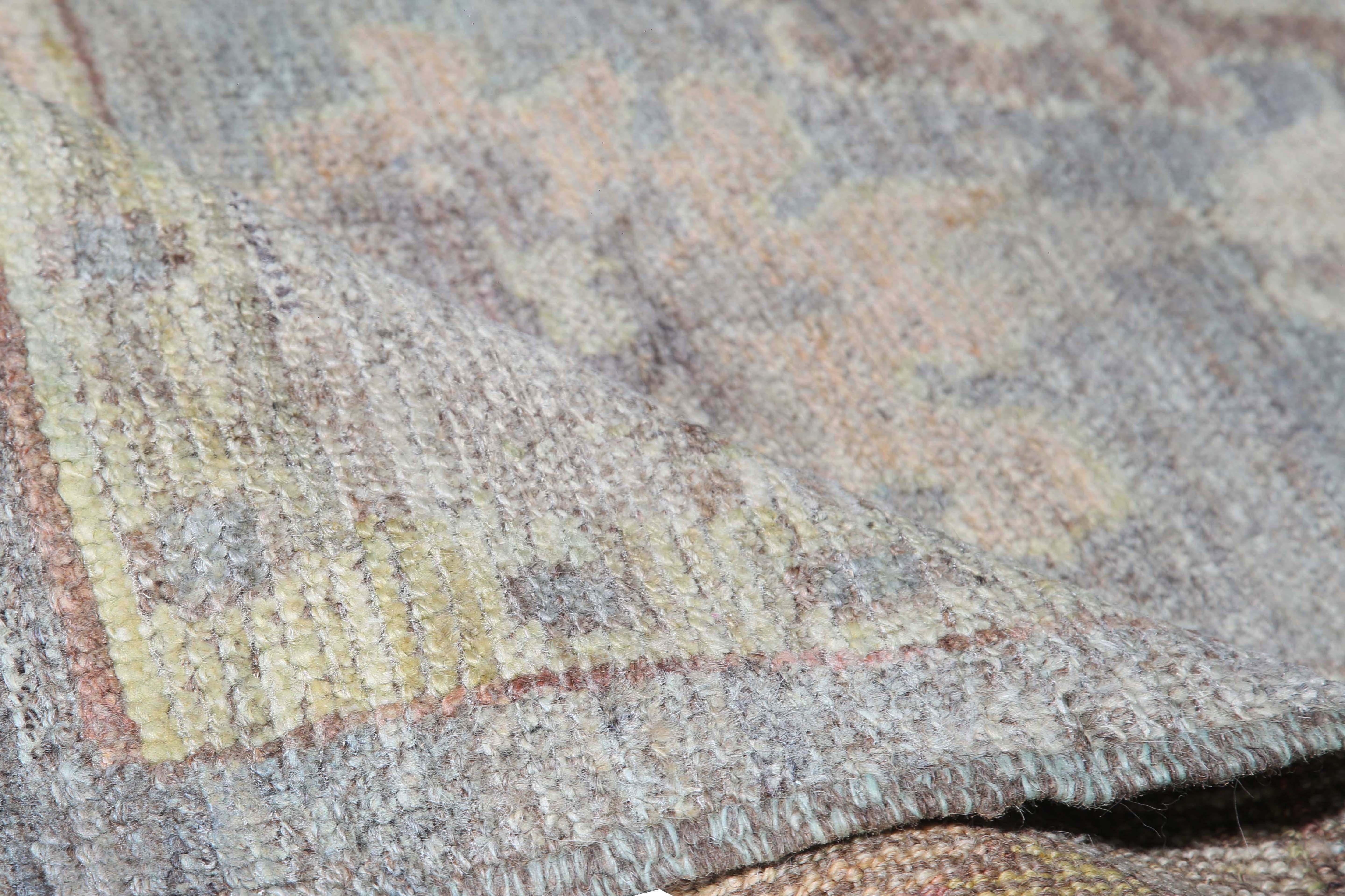 Wir präsentieren unseren herrlichen türkischen Oushak-Teppich mit den Maßen 8'4'' x 10'3''! Dieser Teppich zeichnet sich durch einen atemberaubenden grauen Hintergrund mit leuchtenden Farben wie Rosa, Rot, Gelb und Orange in seinem traditionellen