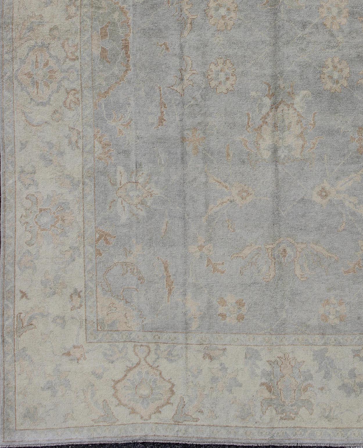 Large Turkish Oushak rug with all-over vining floral design in grey and cream, Keivan Woven Arts/ rug/ EN-112736, country of origin / type: Turkey / Oushak. Keivan Woven Arts, En-112736, 

Measures: 10'10 x 14'6.

The design of this beautiful