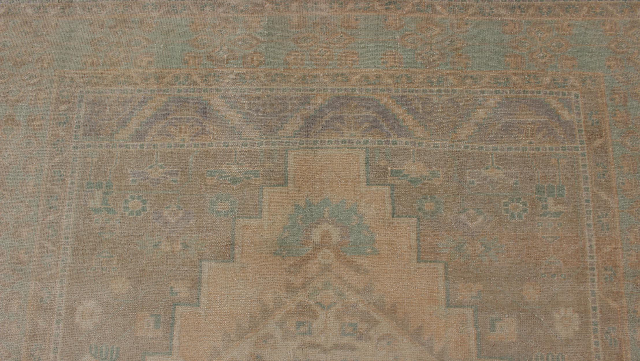 Faded Turkish Oushak with Medallion with Muted Colors of Tan, Muted Light Peach For Sale 4